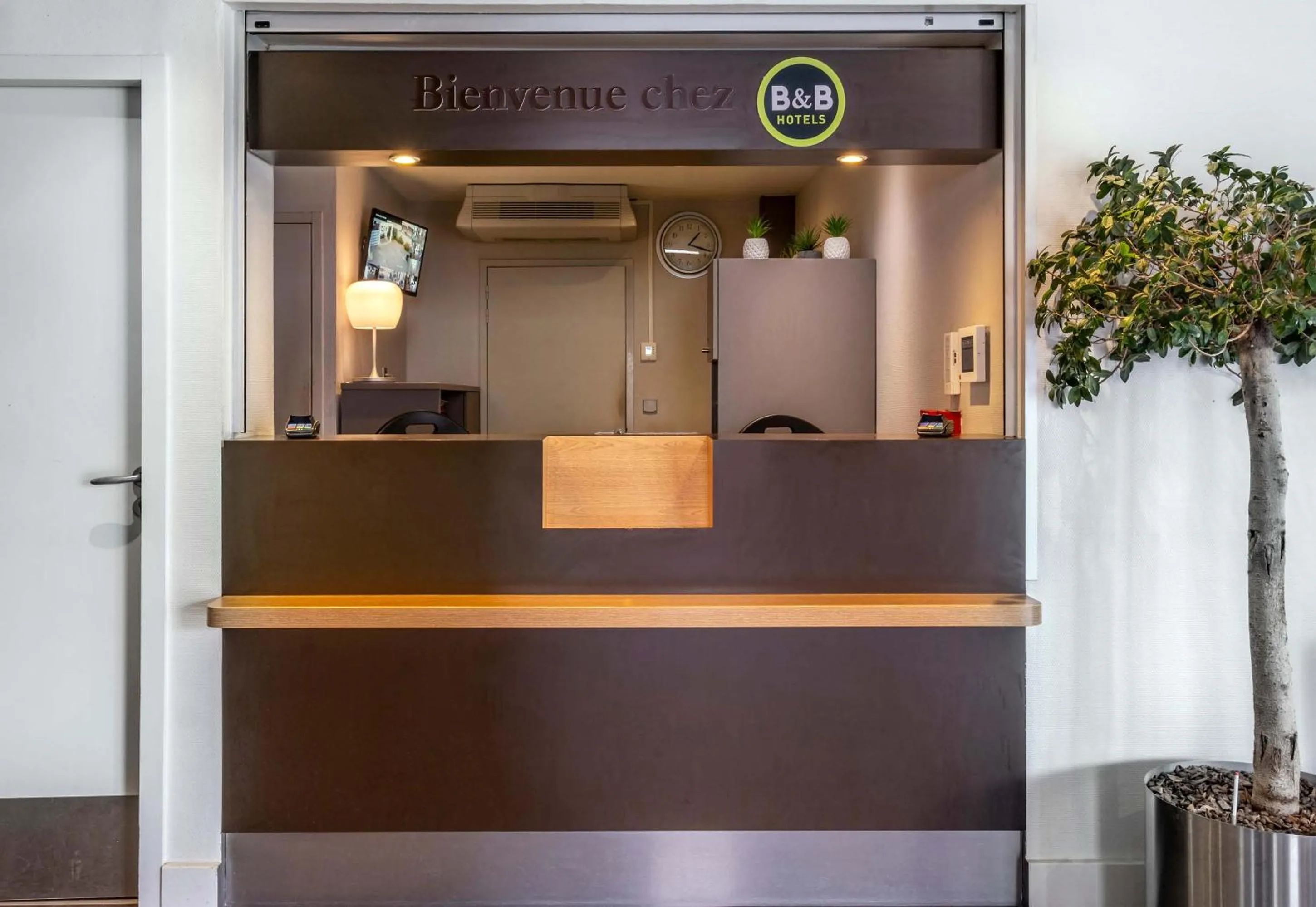 Lobby or reception in B&B HOTEL La Rochelle Centre