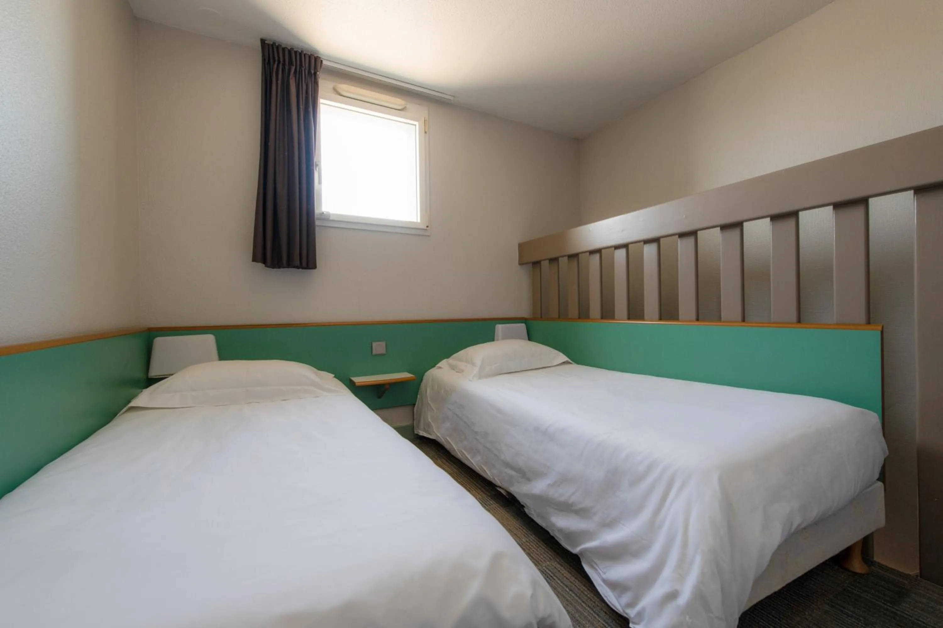 Property building, Bed in B&B HOTEL La Rochelle Centre