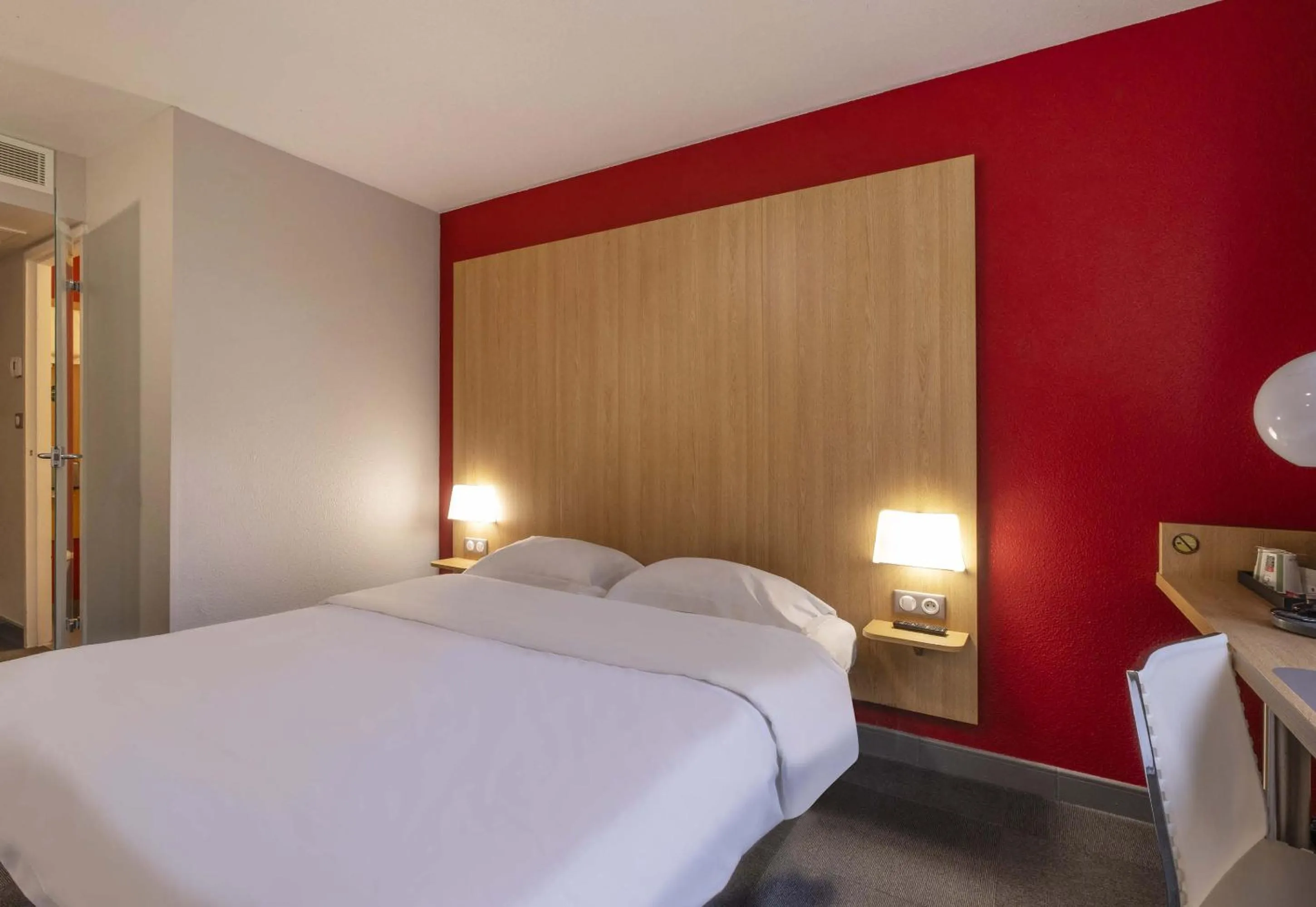 Bedroom, Bed in B&B HOTEL La Rochelle Centre