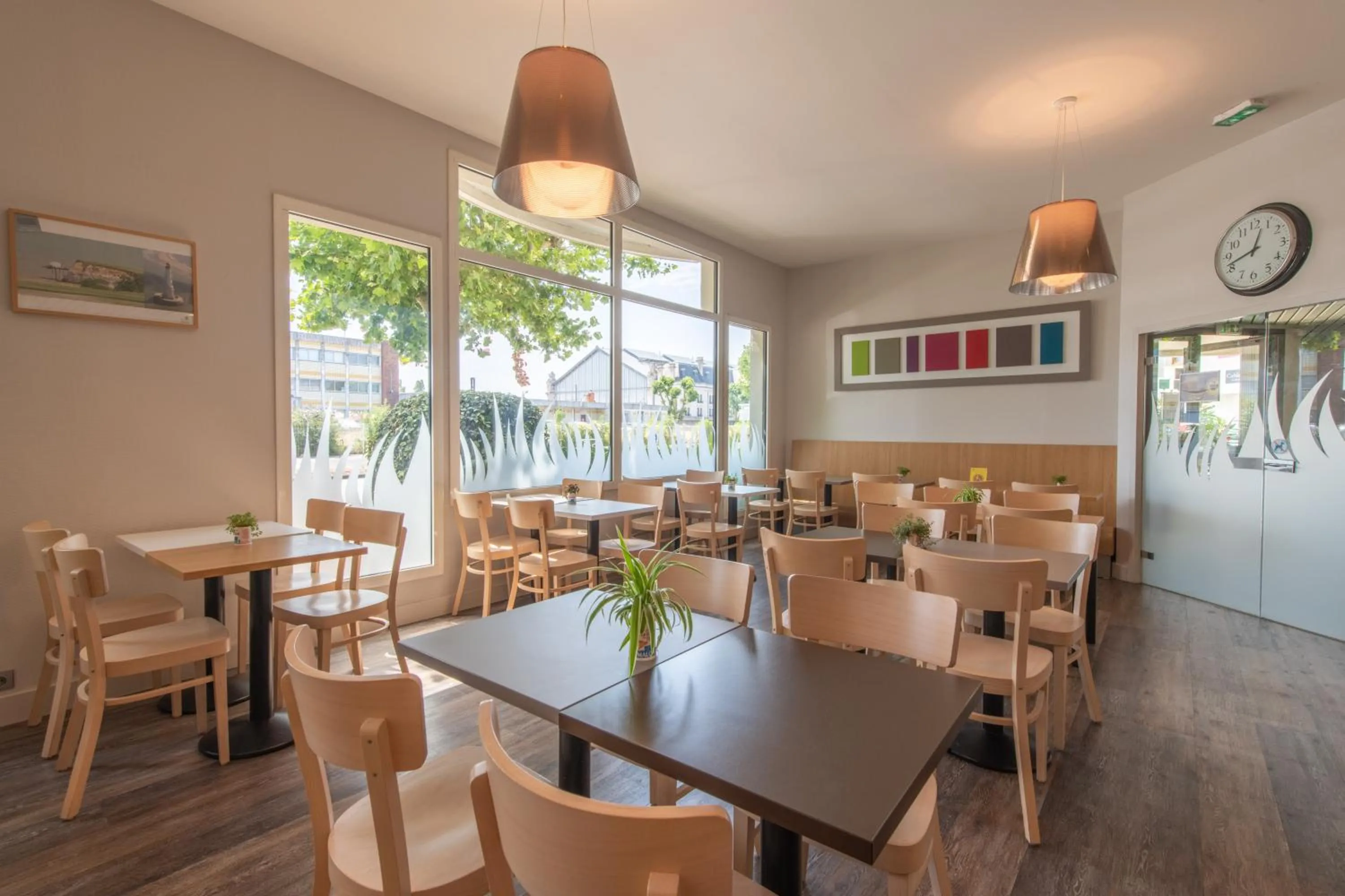 Restaurant/places to eat in B&B HOTEL La Rochelle Centre