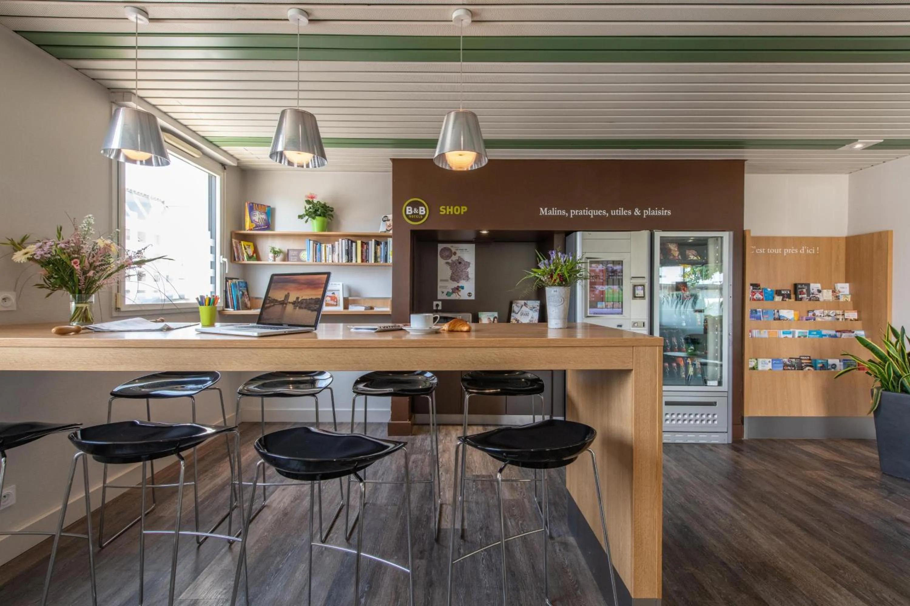 Lobby or reception in B&B HOTEL La Rochelle Centre