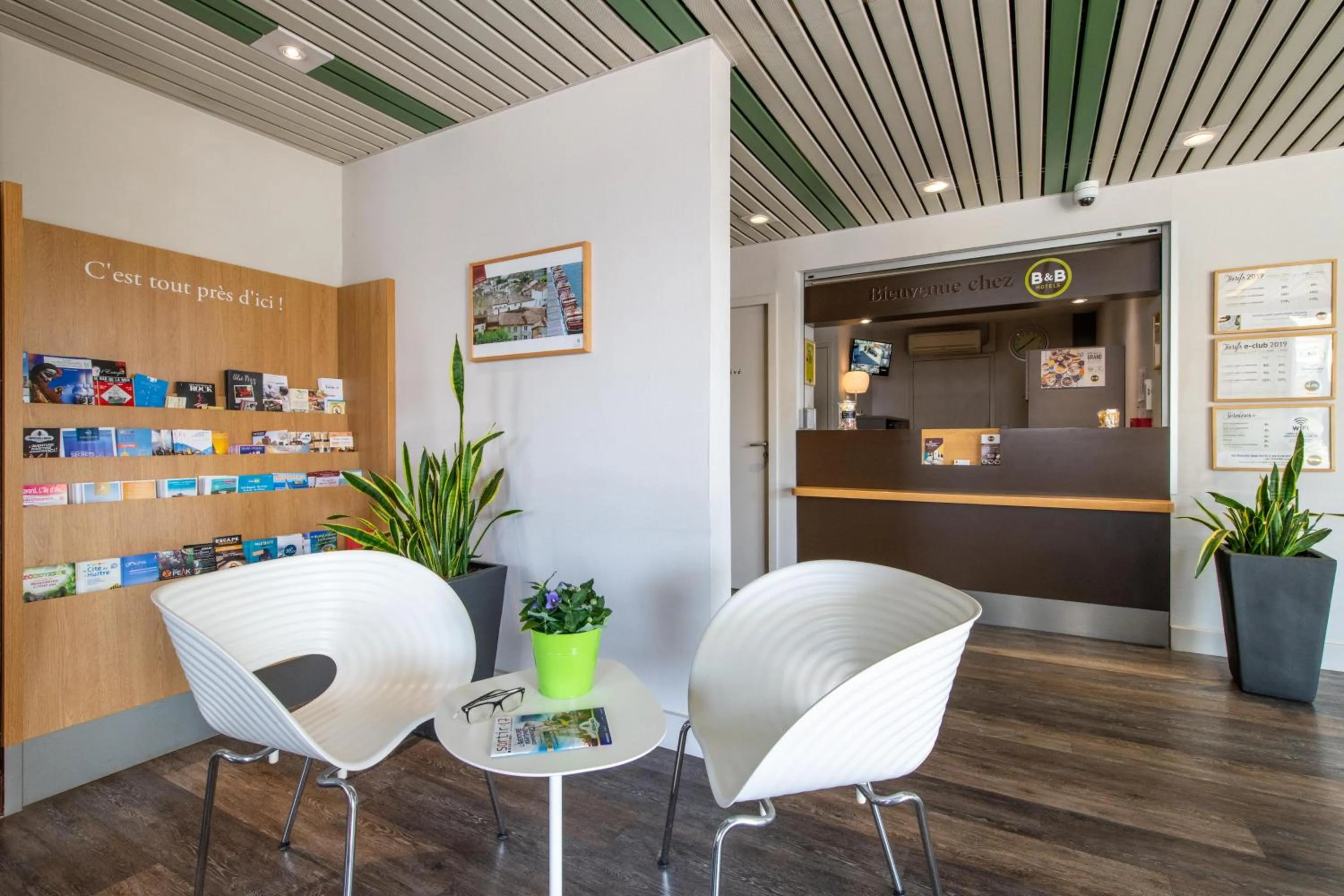 Lobby or reception in B&B HOTEL La Rochelle Centre