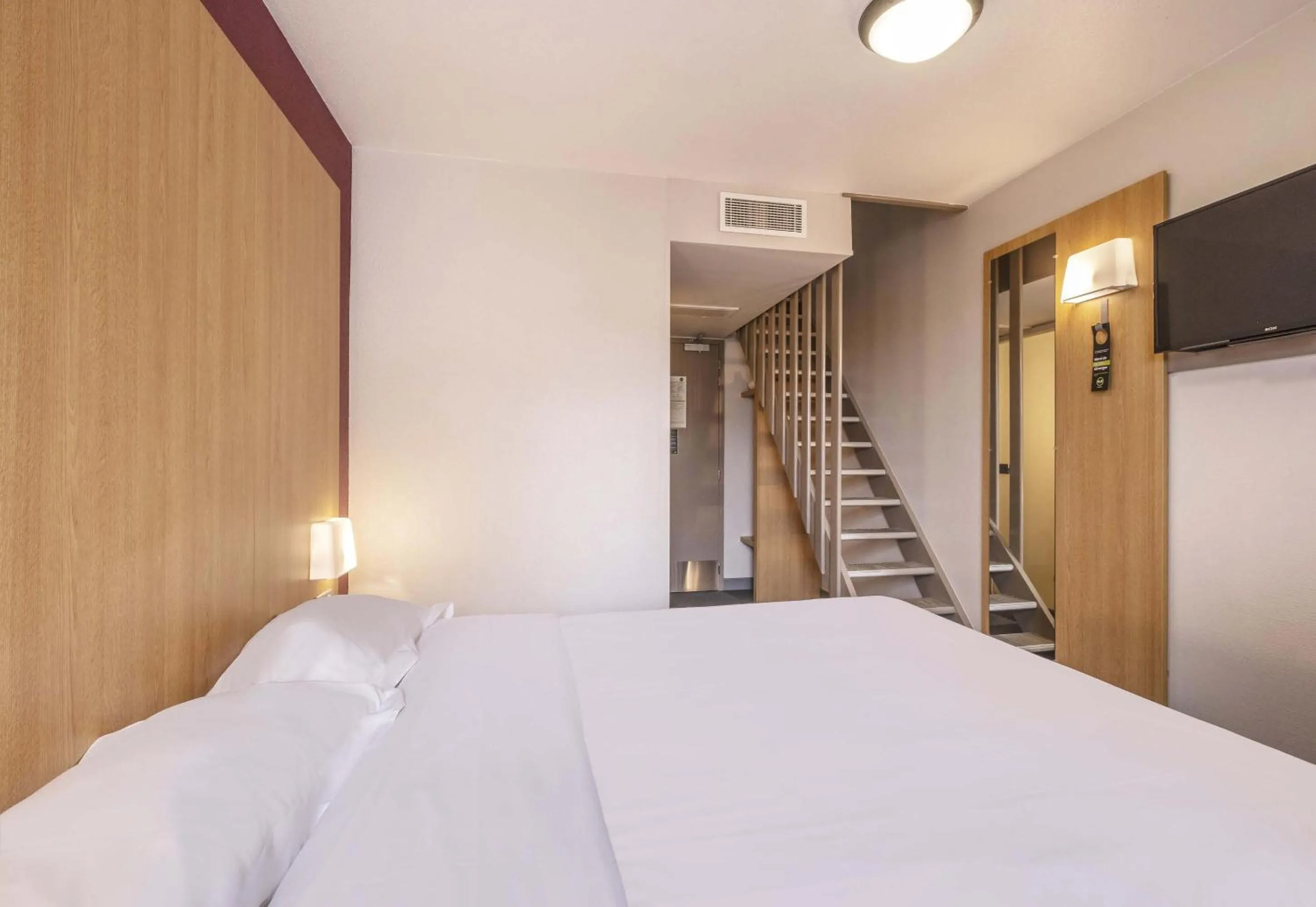 Bedroom, Bed in B&B HOTEL La Rochelle Centre