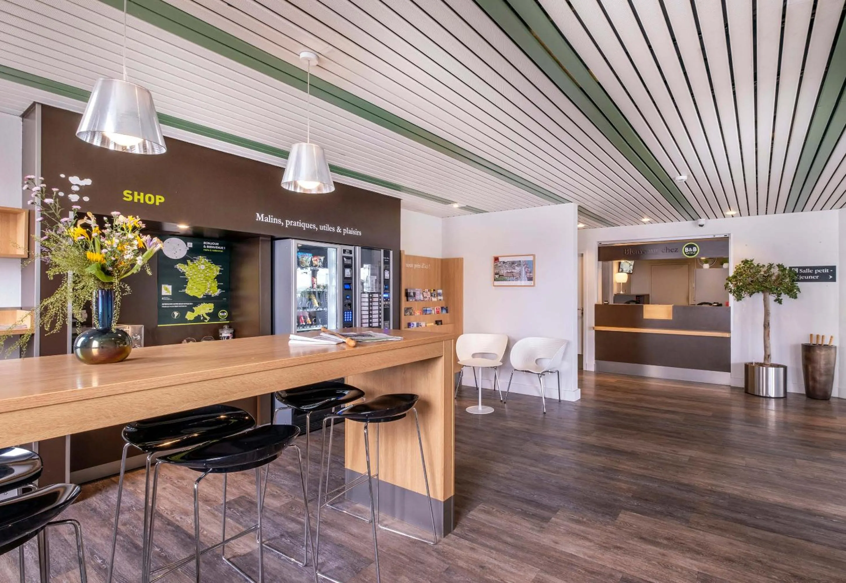 Lobby or reception in B&B HOTEL La Rochelle Centre