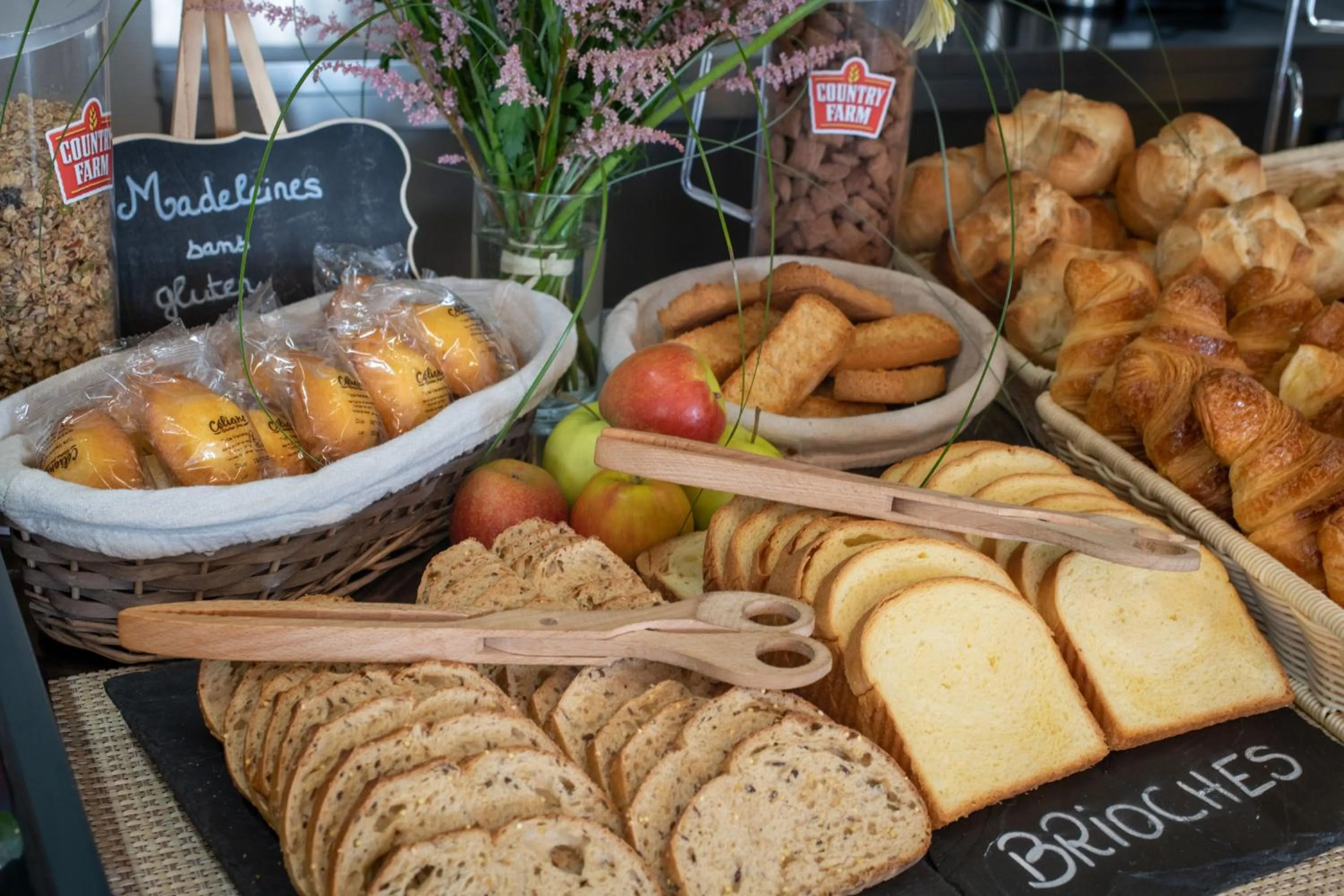 Food and drinks in B&B HOTEL La Rochelle Centre