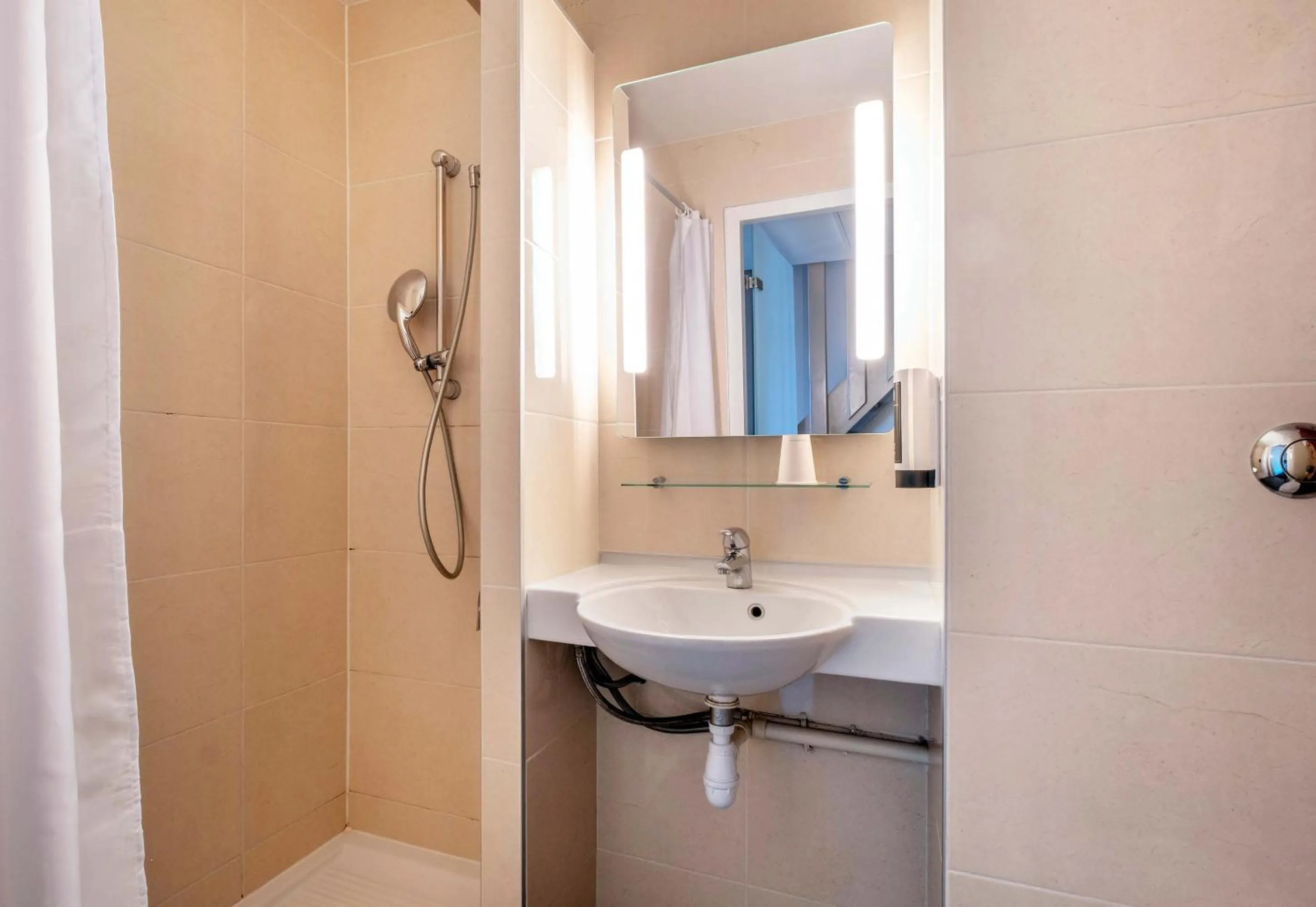 Bathroom in B&B HOTEL La Rochelle Centre