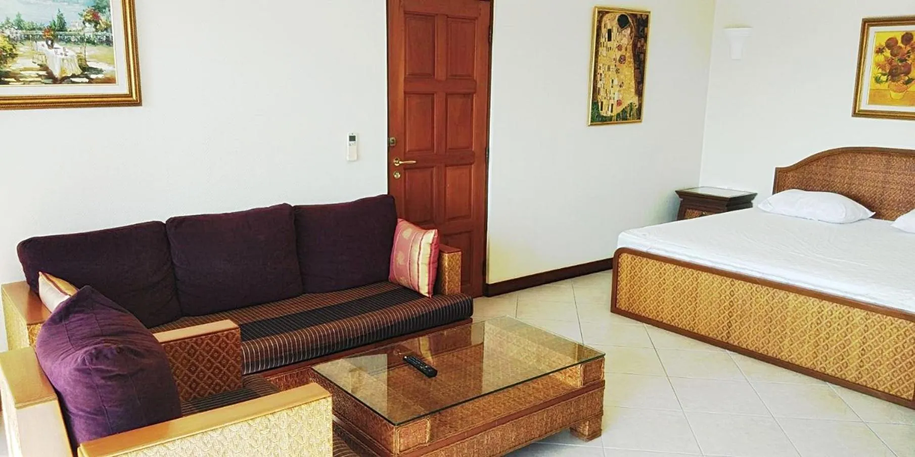 Photo of the whole room, Bed in View Talay Residence 6 Wongamat Beach