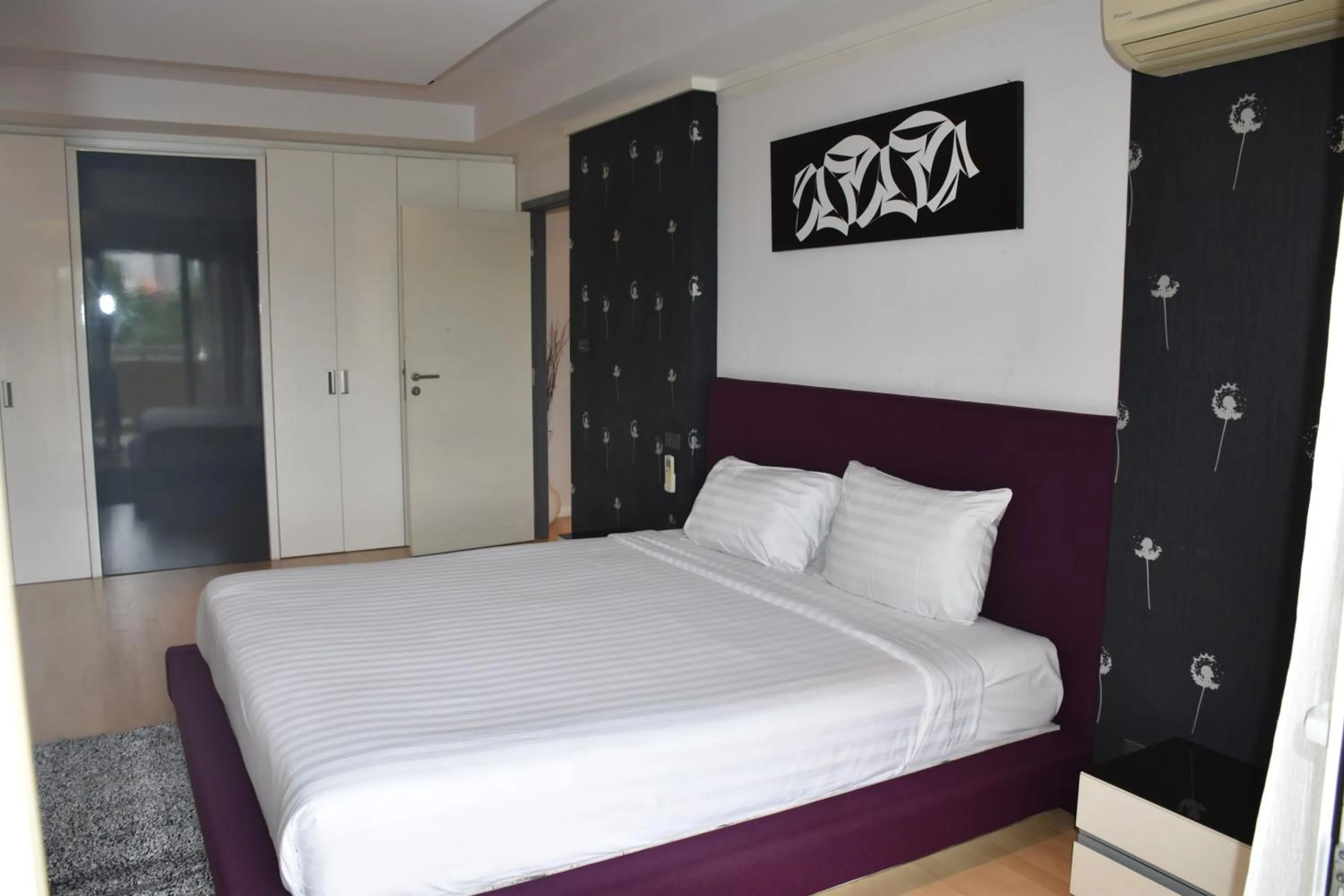 Photo of the whole room, Bed in View Talay Residence 6 Wongamat Beach