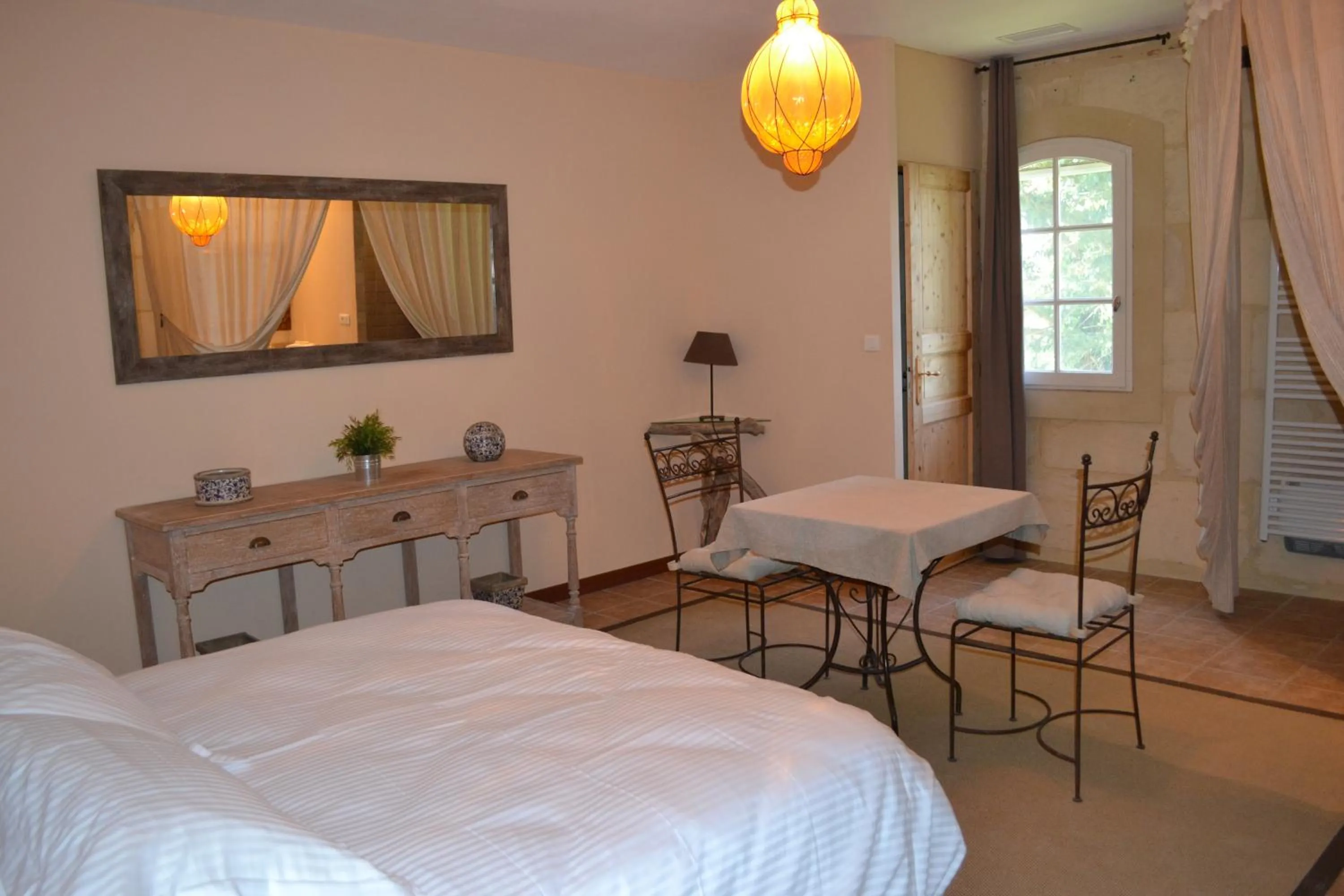 Photo of the whole room, Bed in Mas Petit Prince