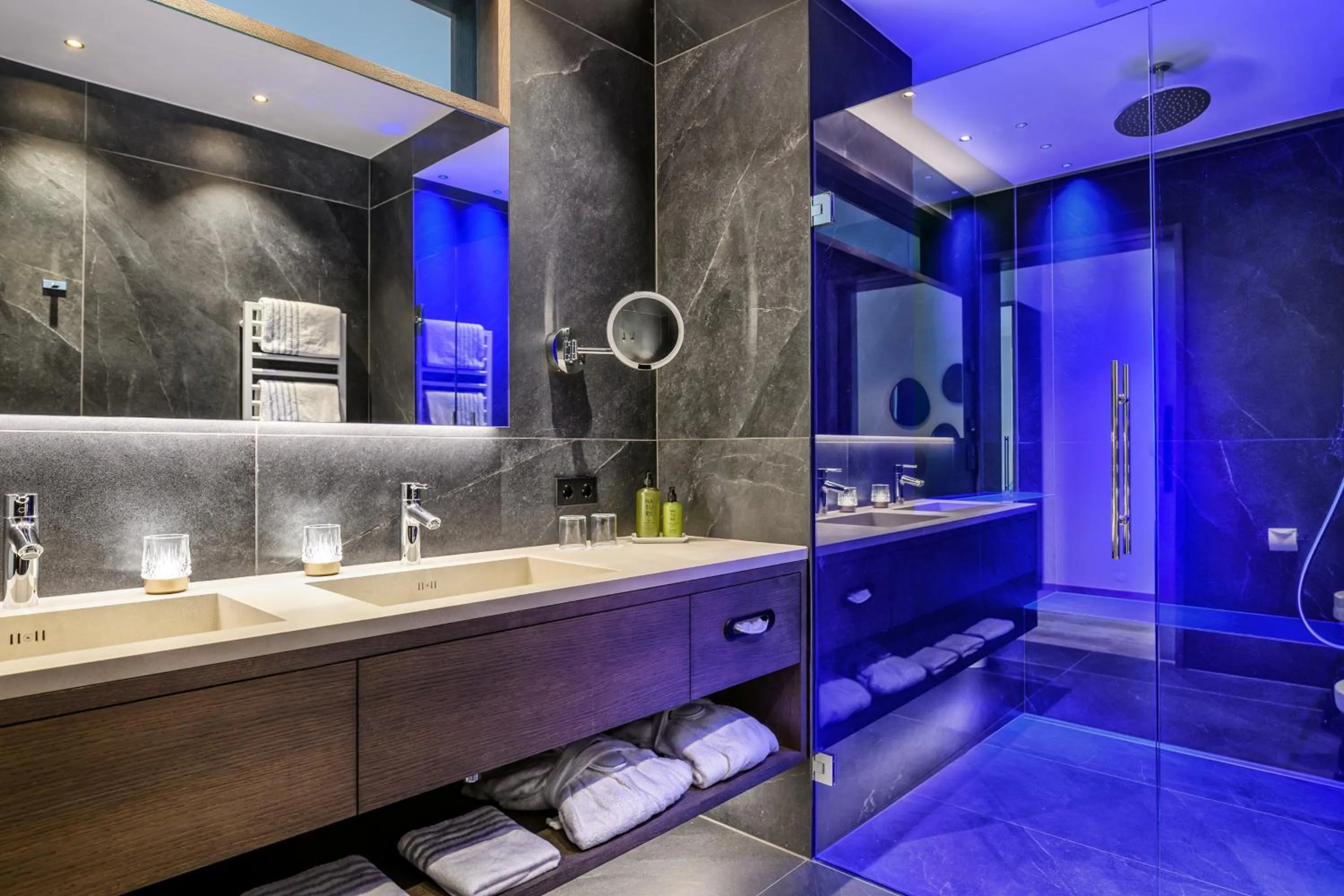 Shower in FAYN garden retreat hotel