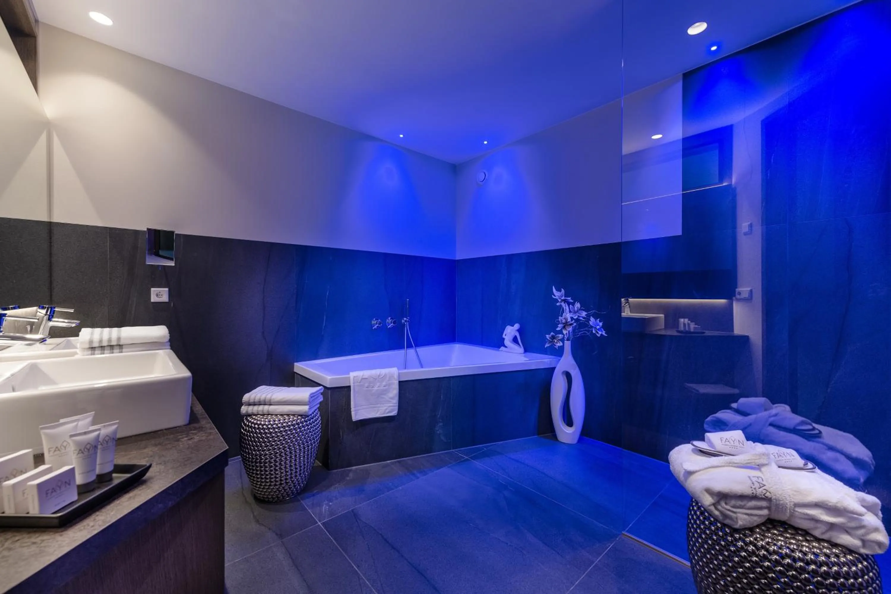 Shower in FAYN garden retreat hotel