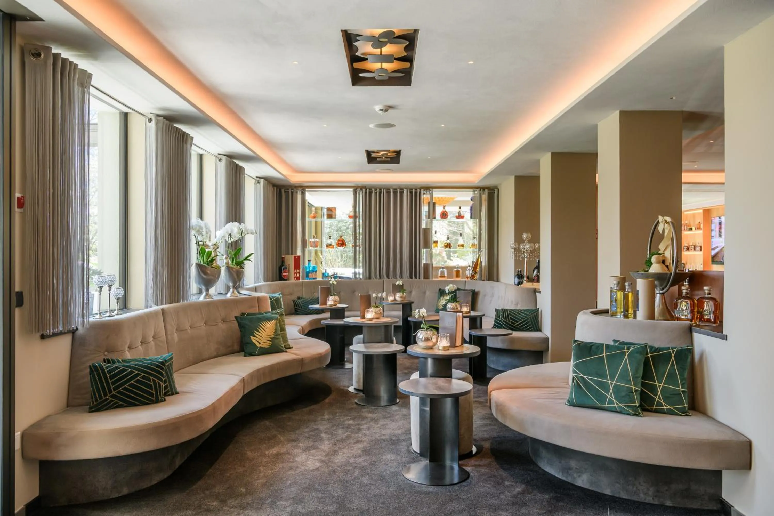 Restaurant/places to eat in FAYN garden retreat hotel