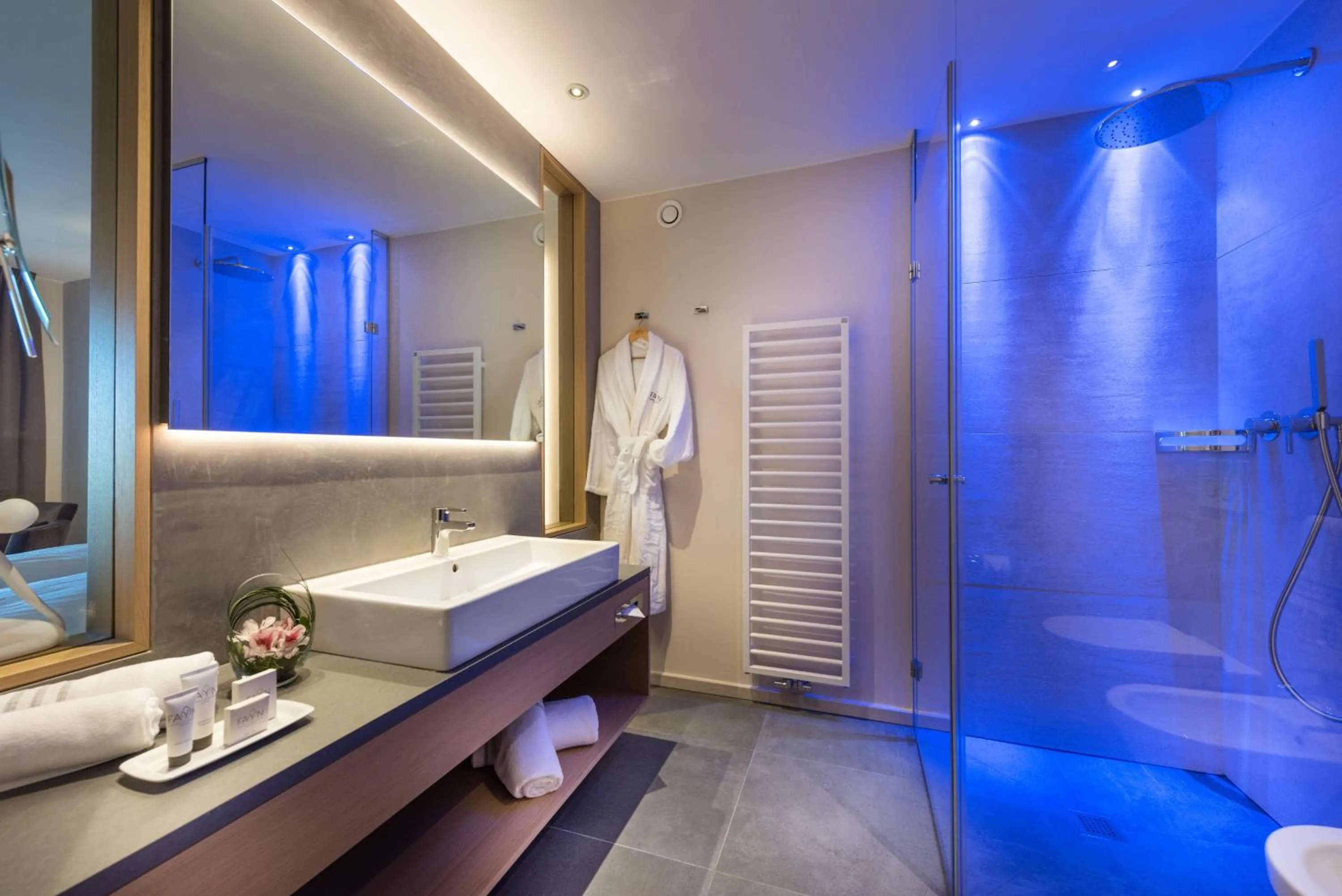 Shower in FAYN garden retreat hotel