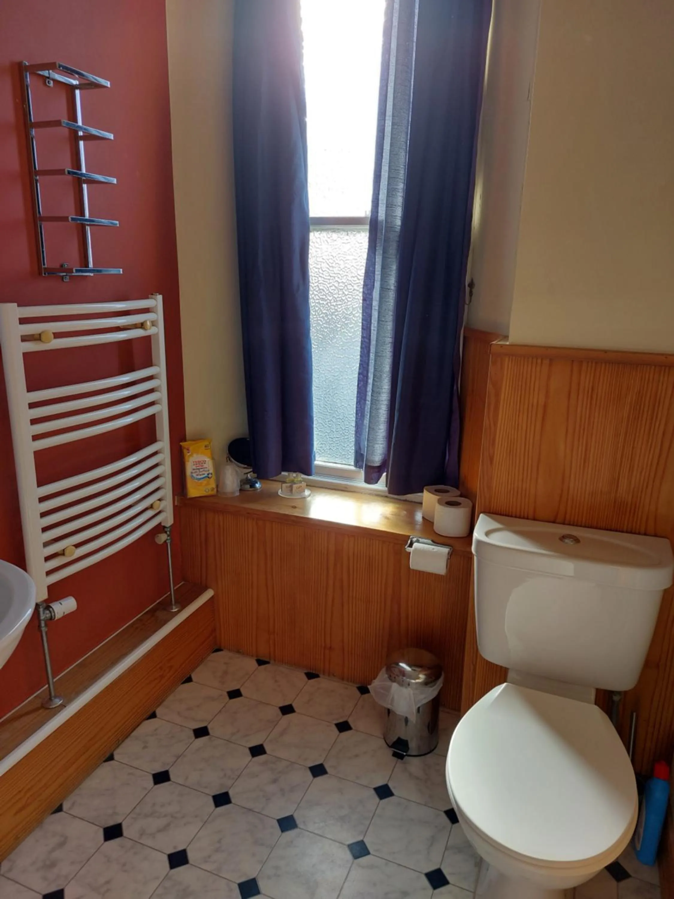 Bathroom in Eddlewood Guest House