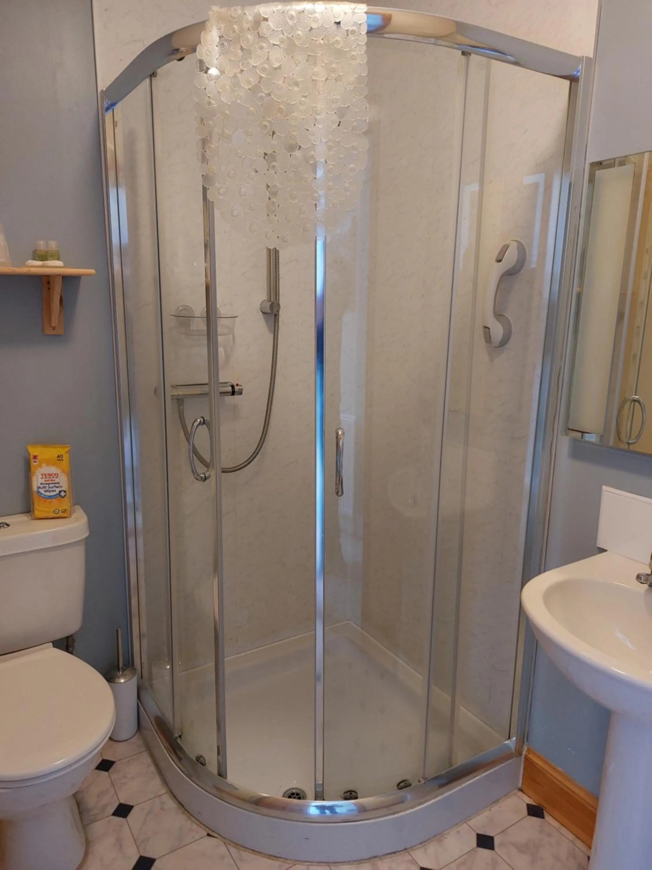 Bathroom in Eddlewood Guest House