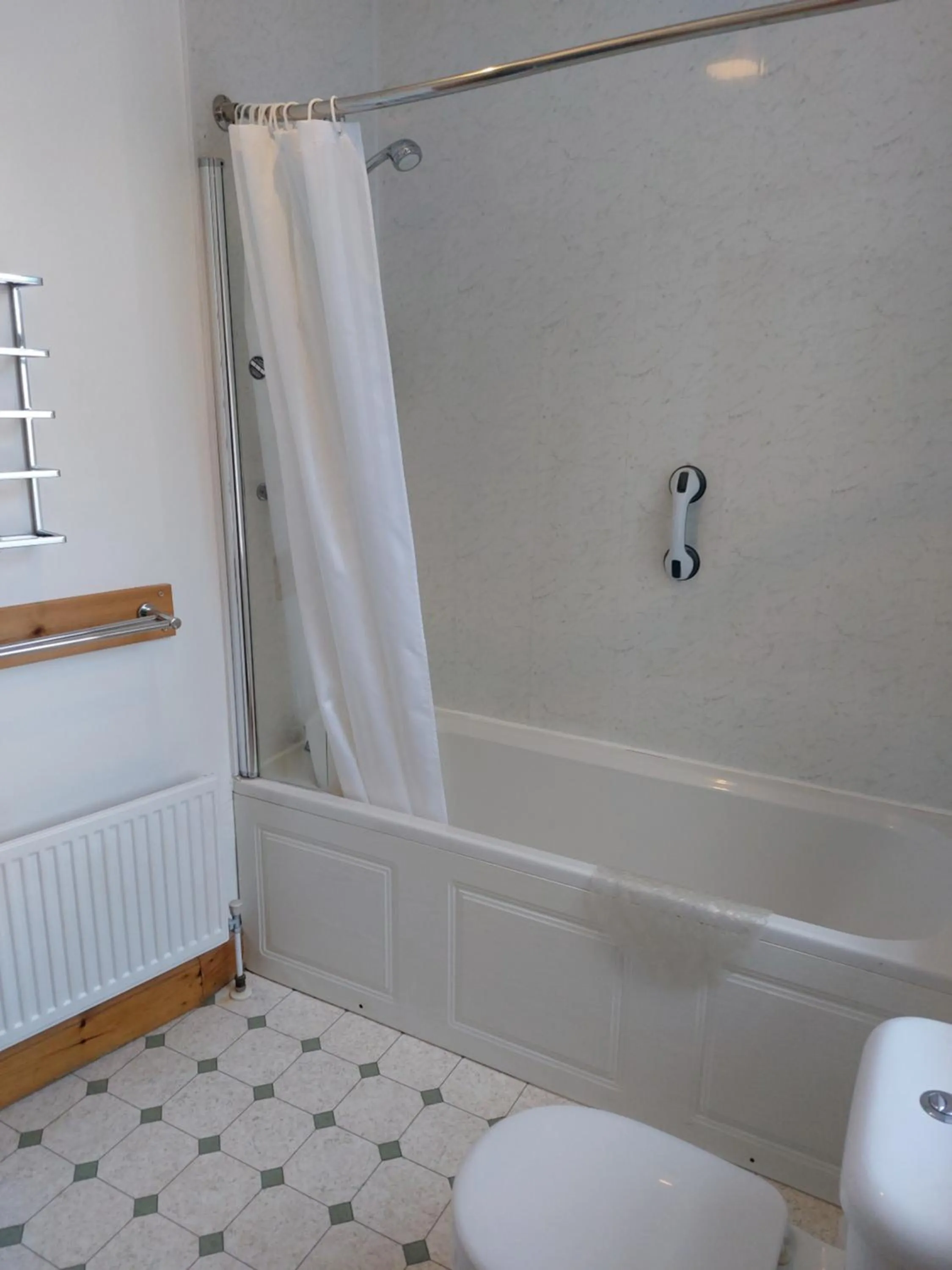 Bathroom in Eddlewood Guest House