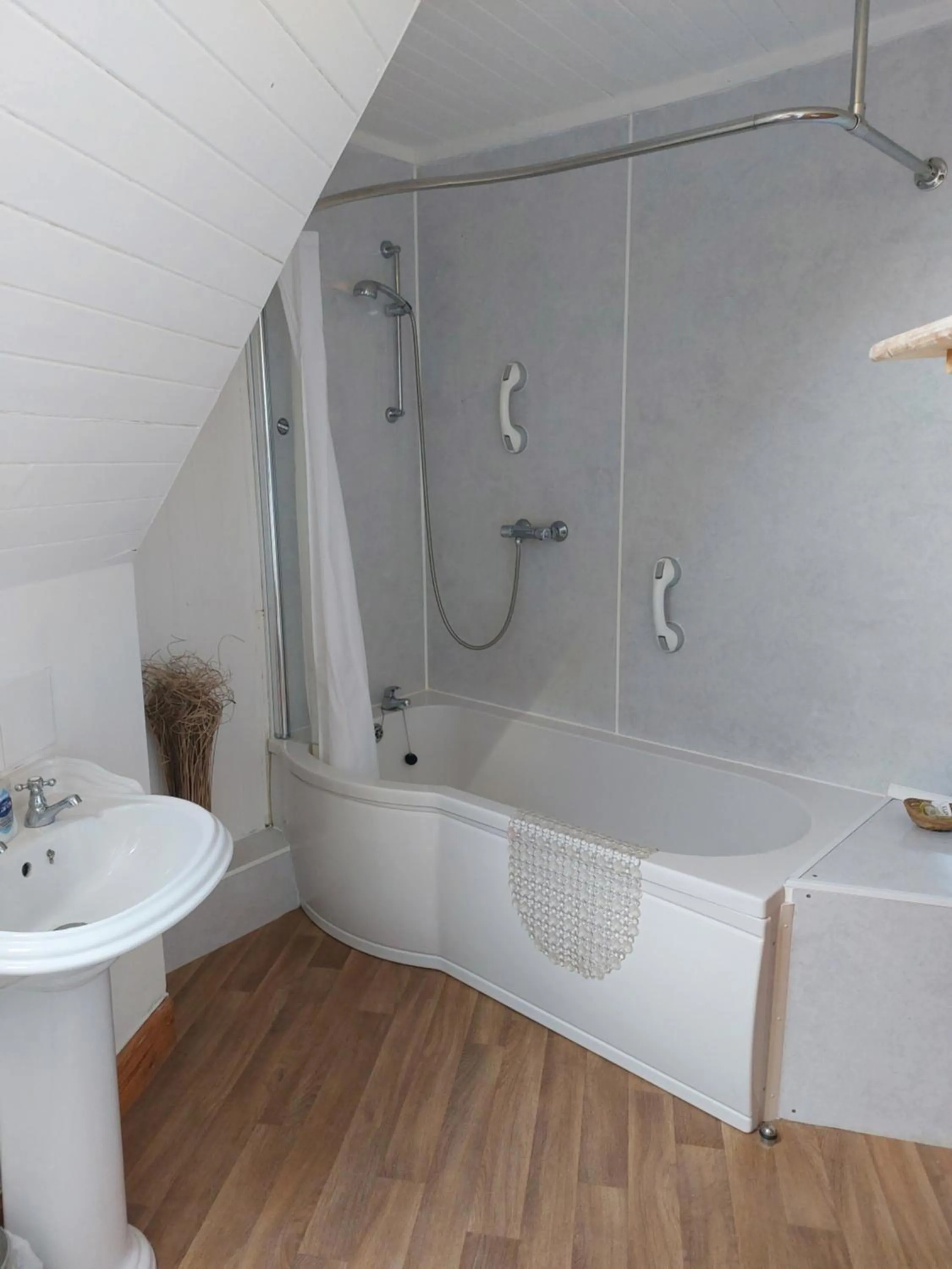 Bathroom in Eddlewood Guest House