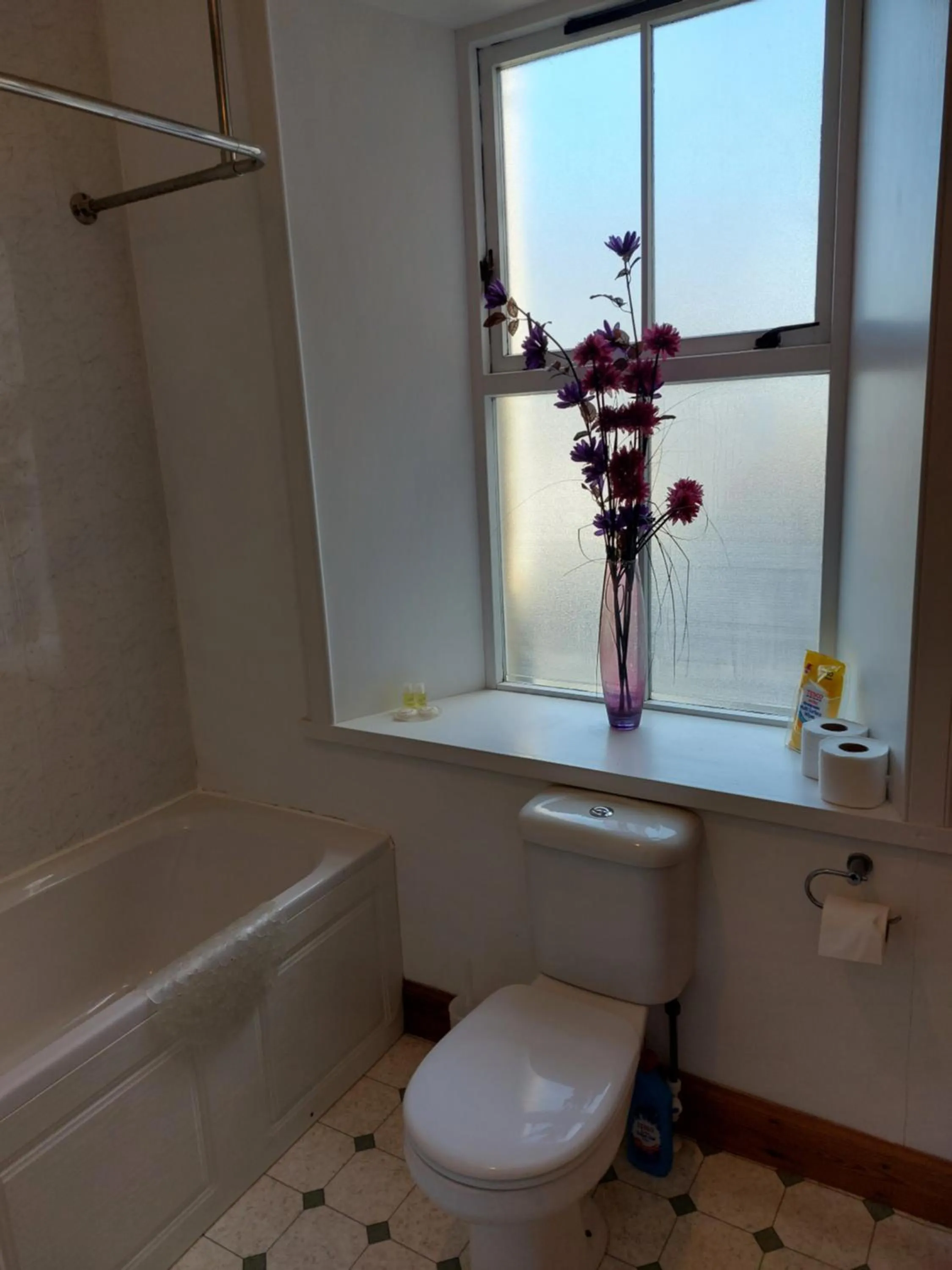 Bathroom in Eddlewood Guest House