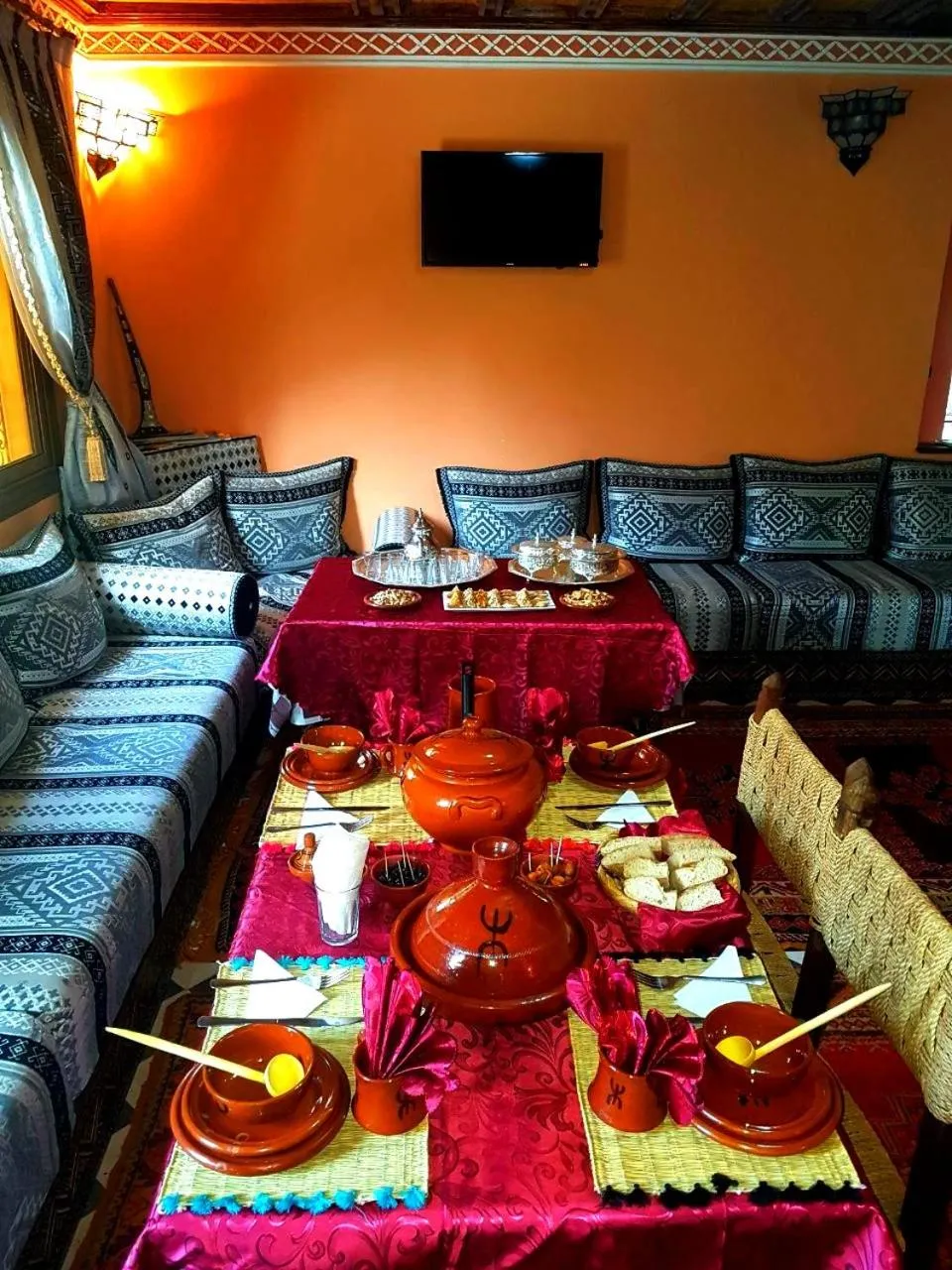 Restaurant/places to eat in Atlas Imoula