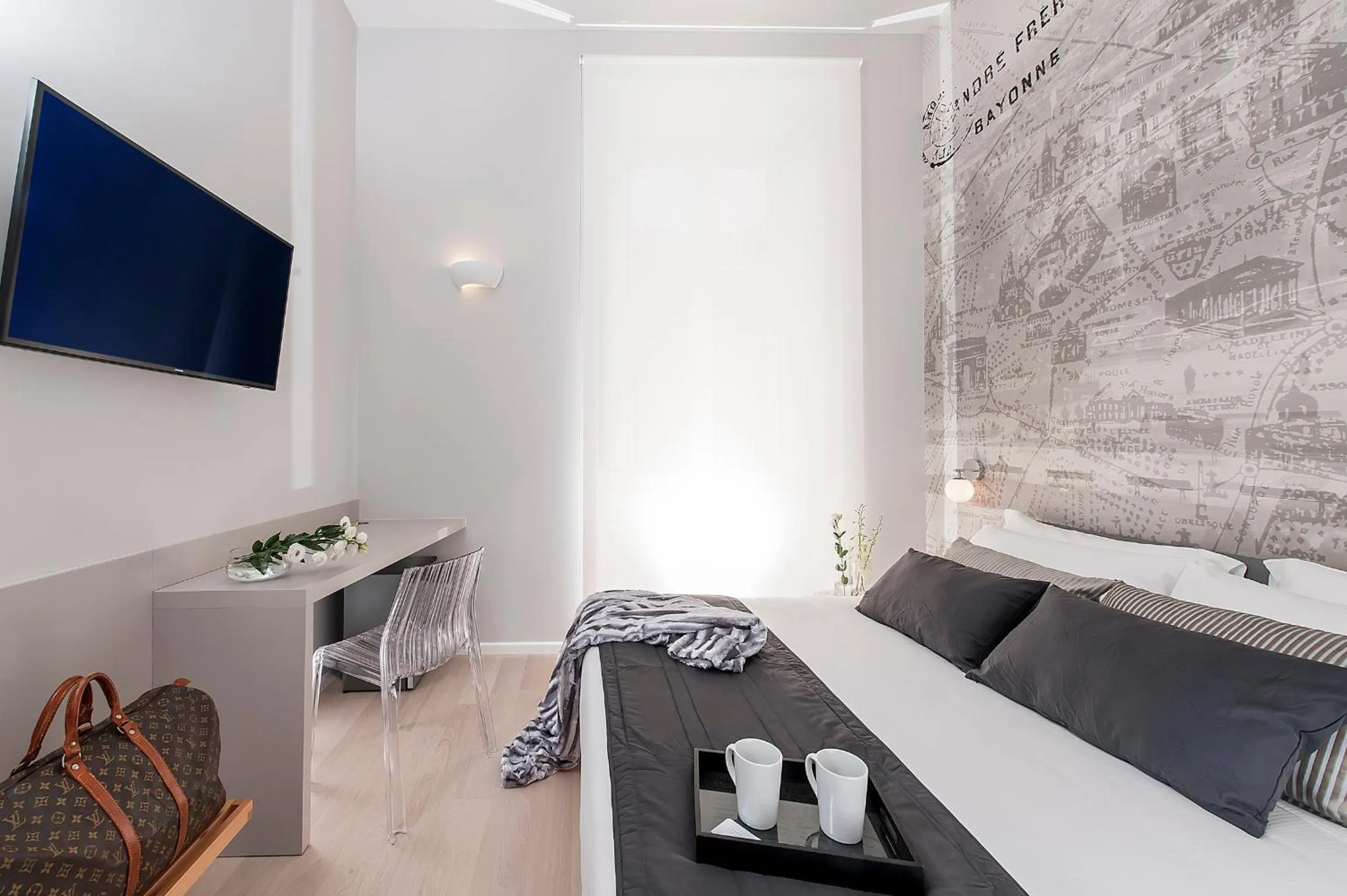 Photo of the whole room, Bed in Colosseum Corner