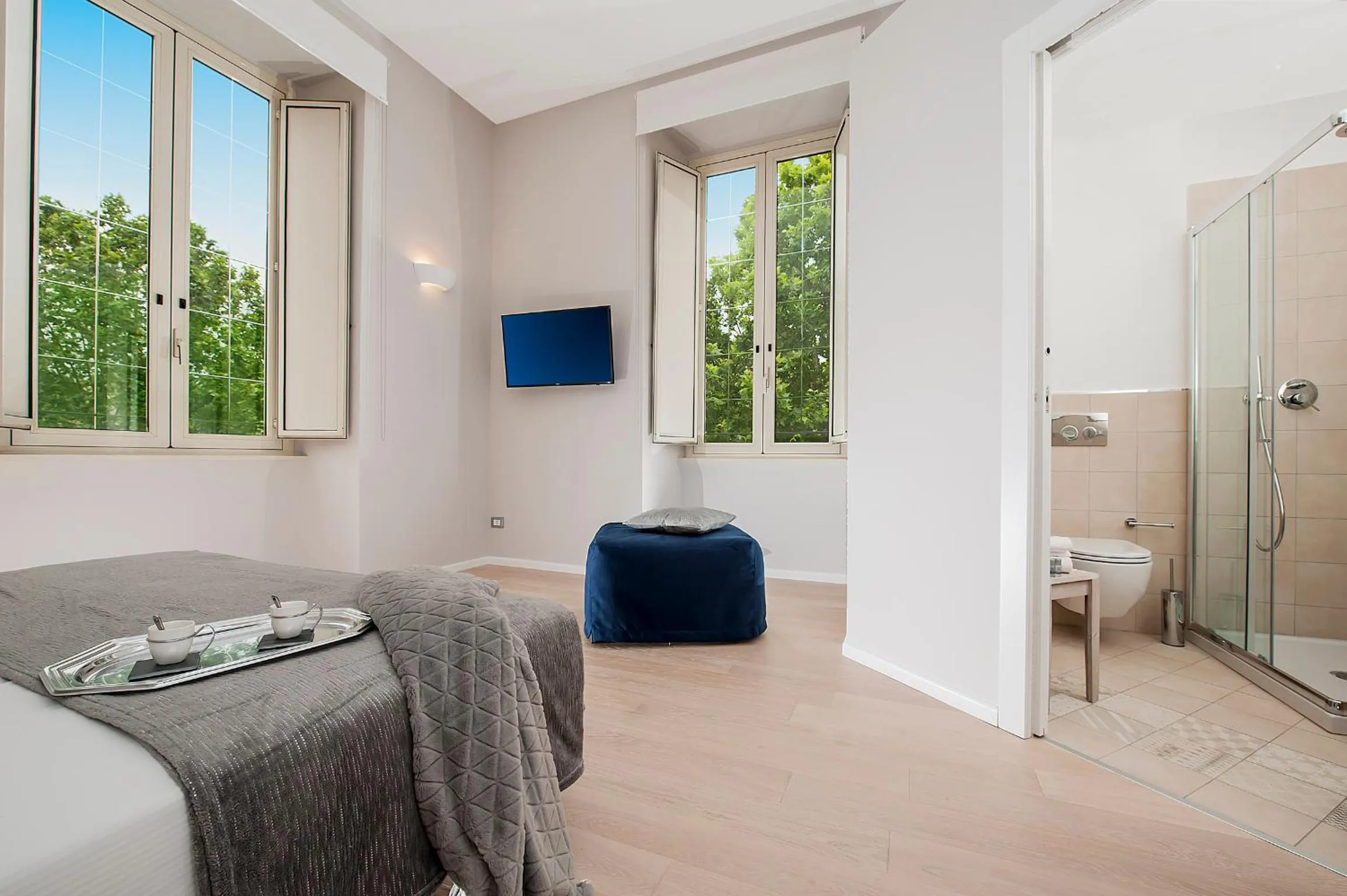 Photo of the whole room, Bed in Colosseum Corner