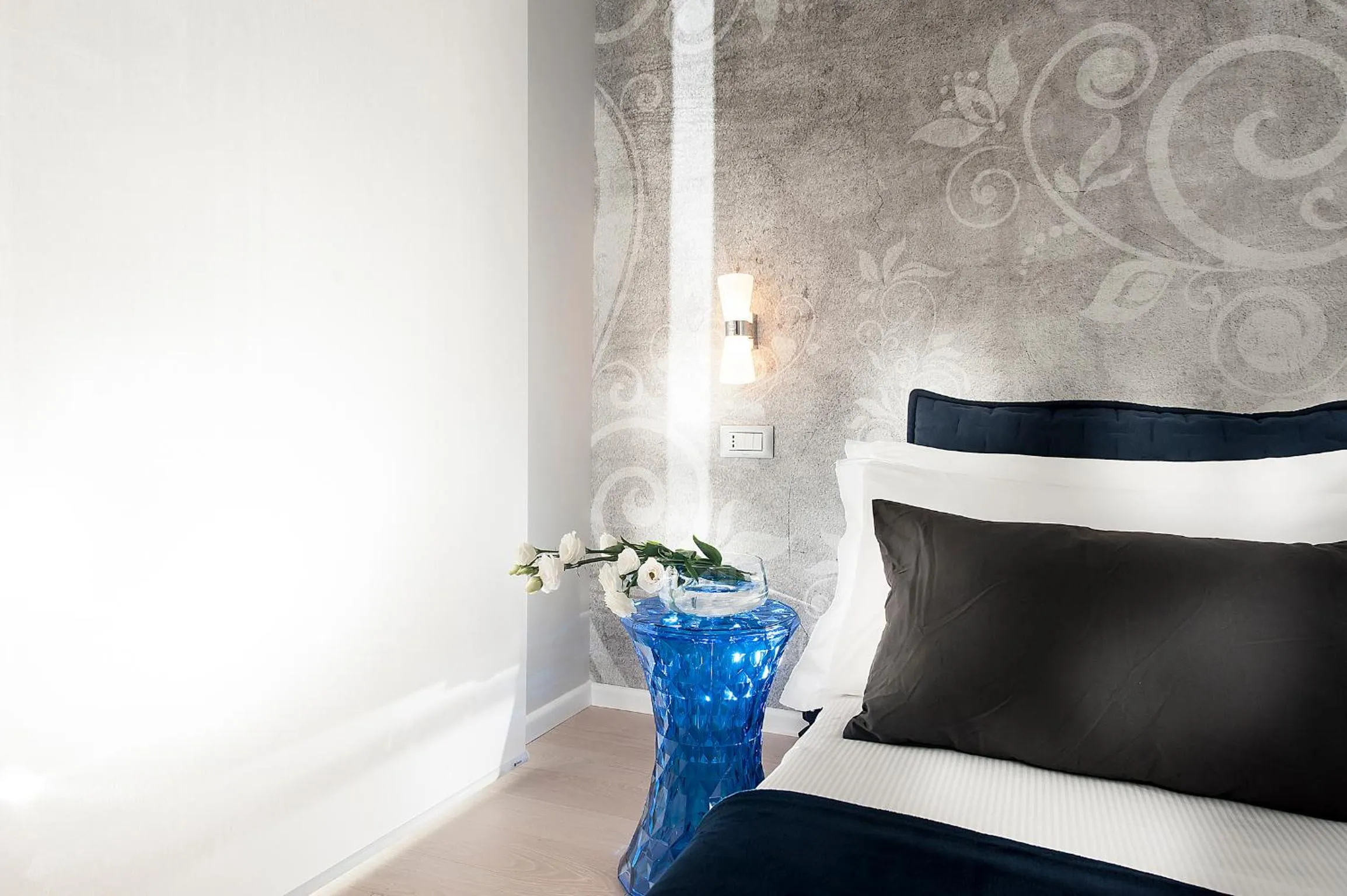 Photo of the whole room, Bed in Colosseum Corner