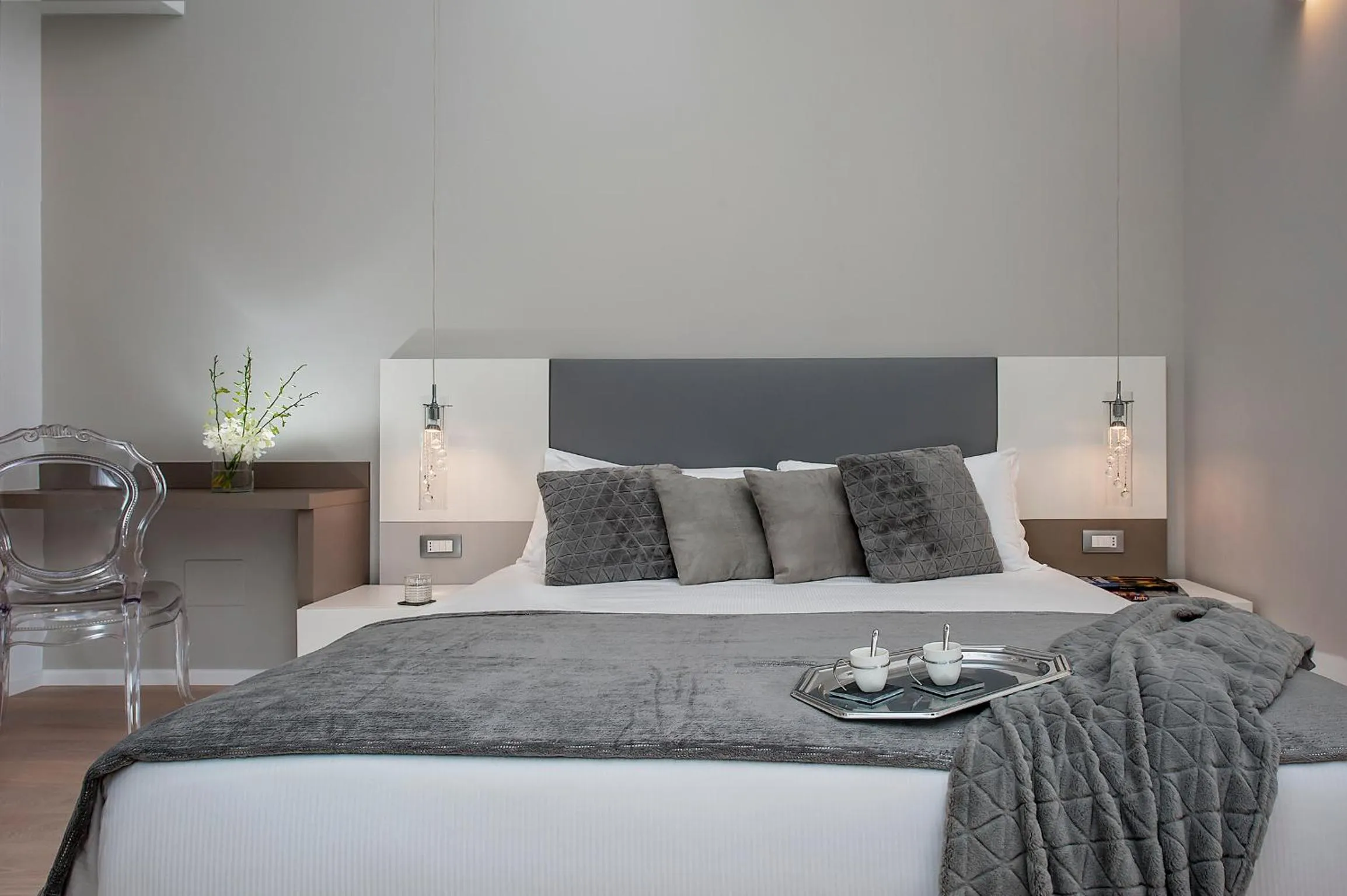 Bedroom, Bed in Colosseum Corner