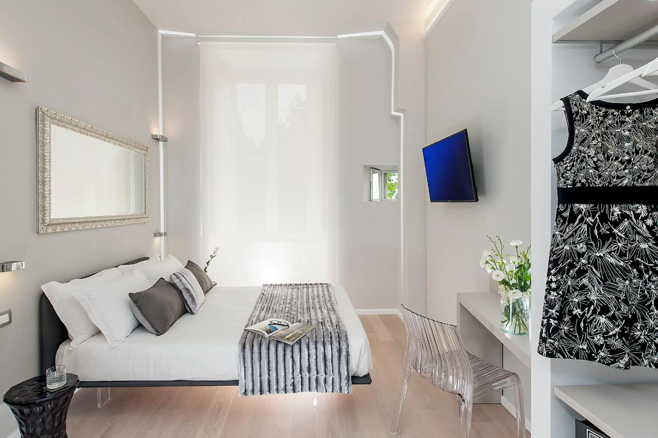 Photo of the whole room, Bed in Colosseum Corner