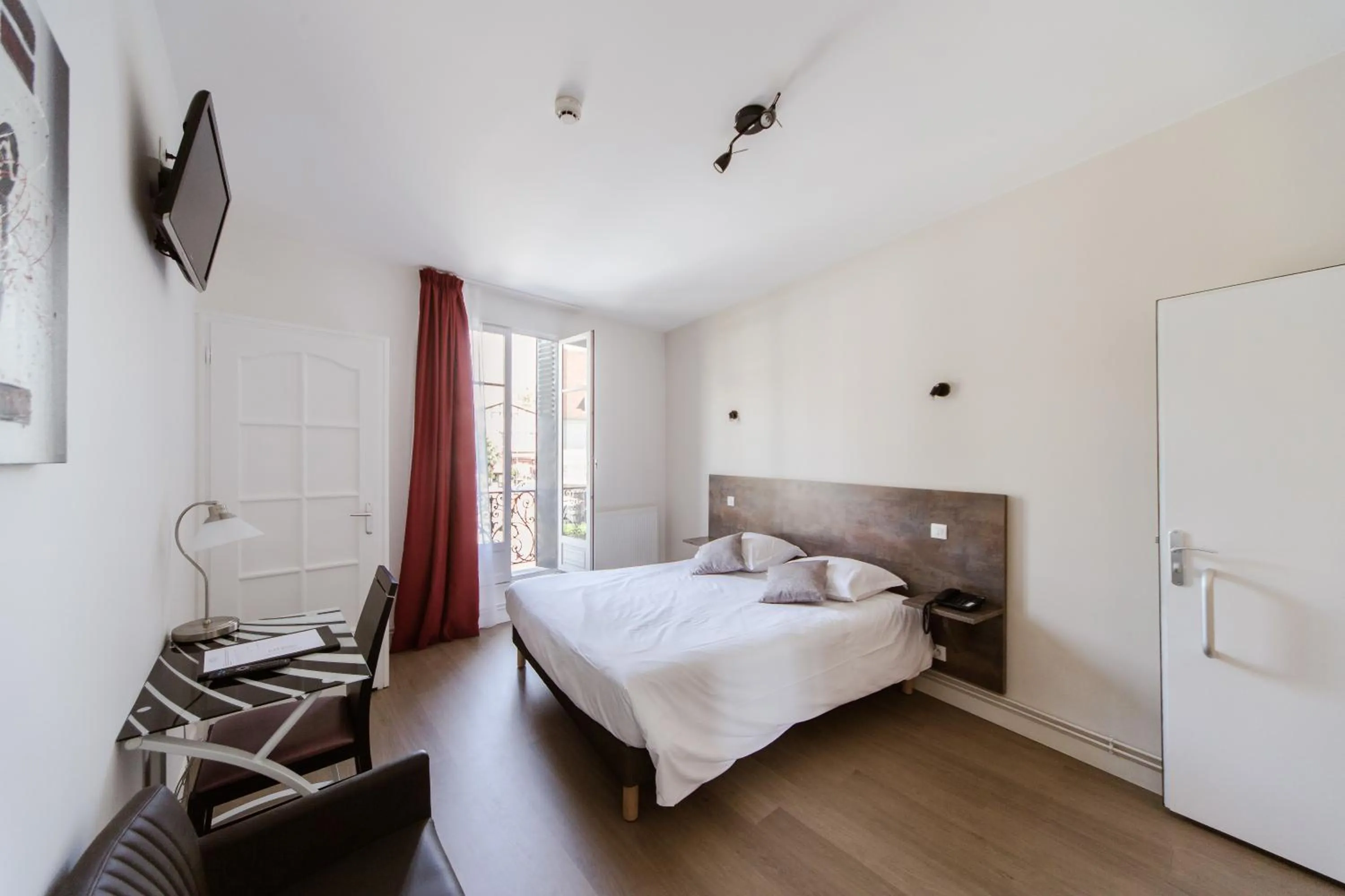 Photo of the whole room, Bed in LOGIS HOTEL - Le Petit Bellon