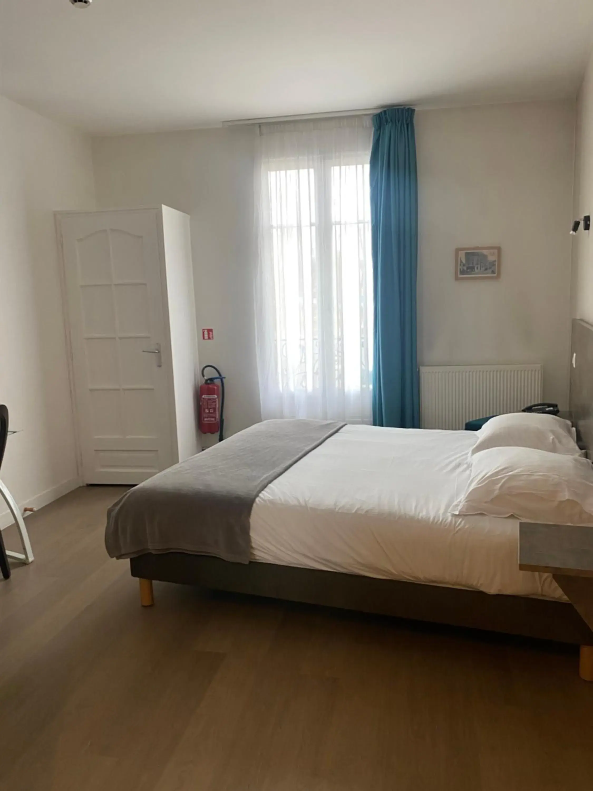 Queen Room - Disability Access in LOGIS HOTEL - Le Petit Bellon Queen Room - Disability Access in LOGIS HOTEL - Le Petit Bellon