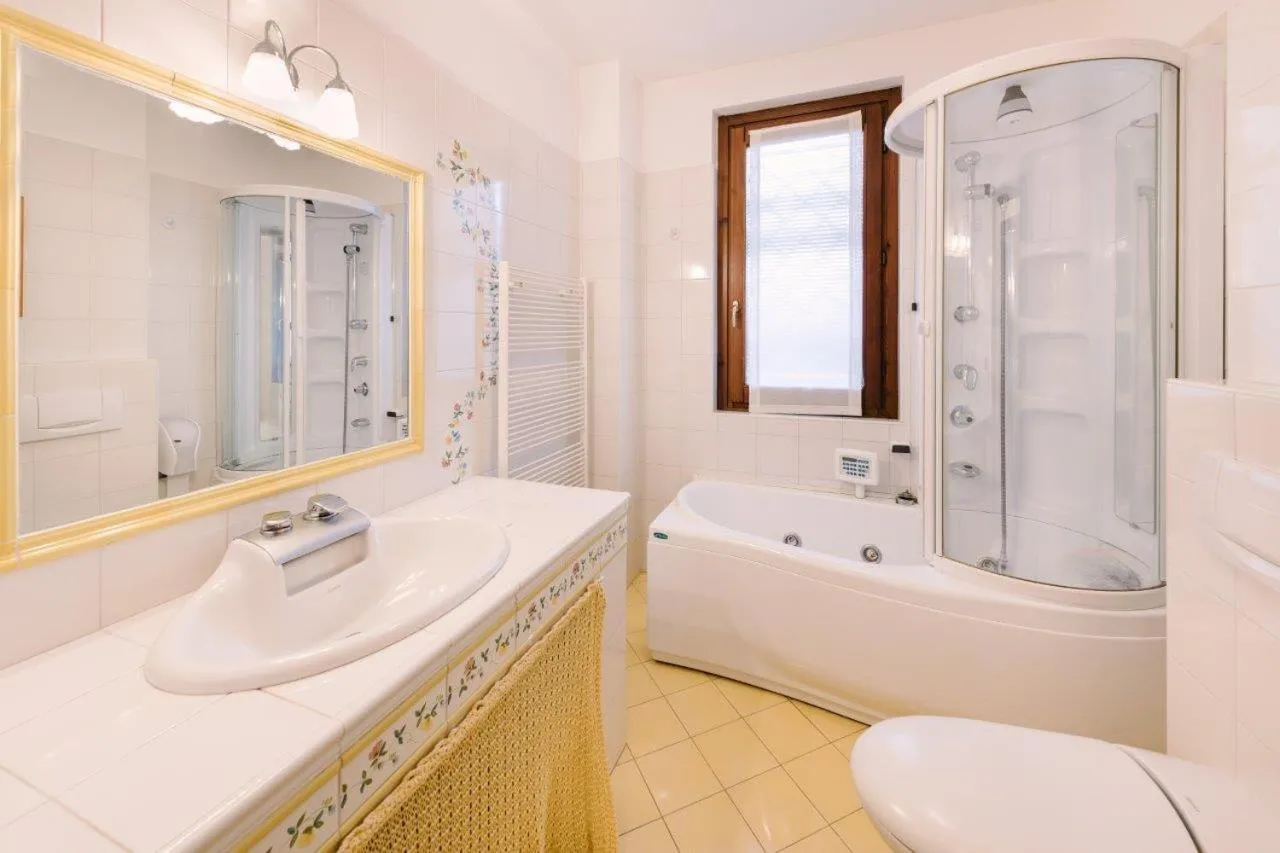 Hot Tub in Villa Rosalia