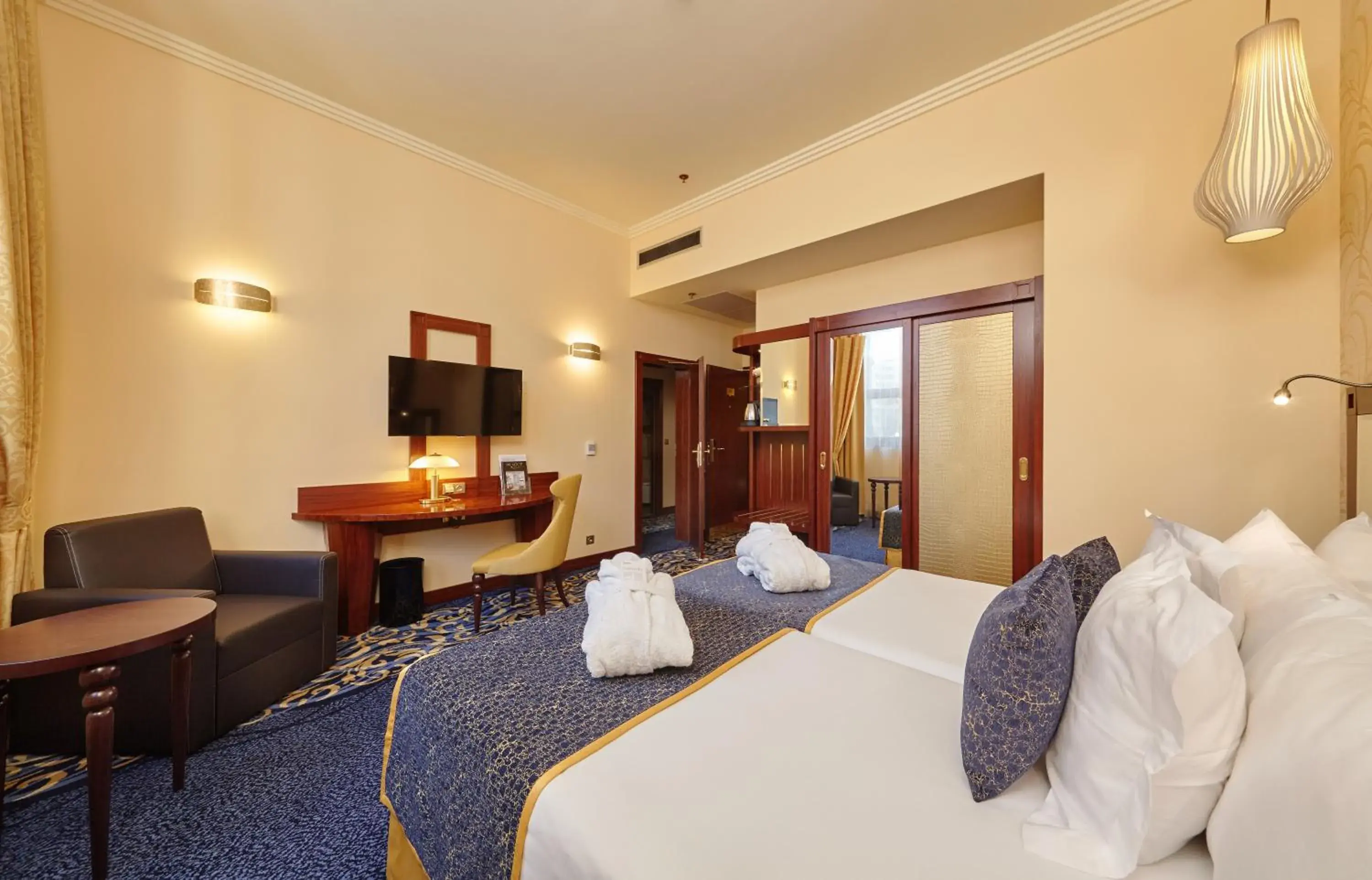 TV and multimedia, Bed in Occidental Praha Wilson TV and multimedia, Bed in Occidental Praha Wilson