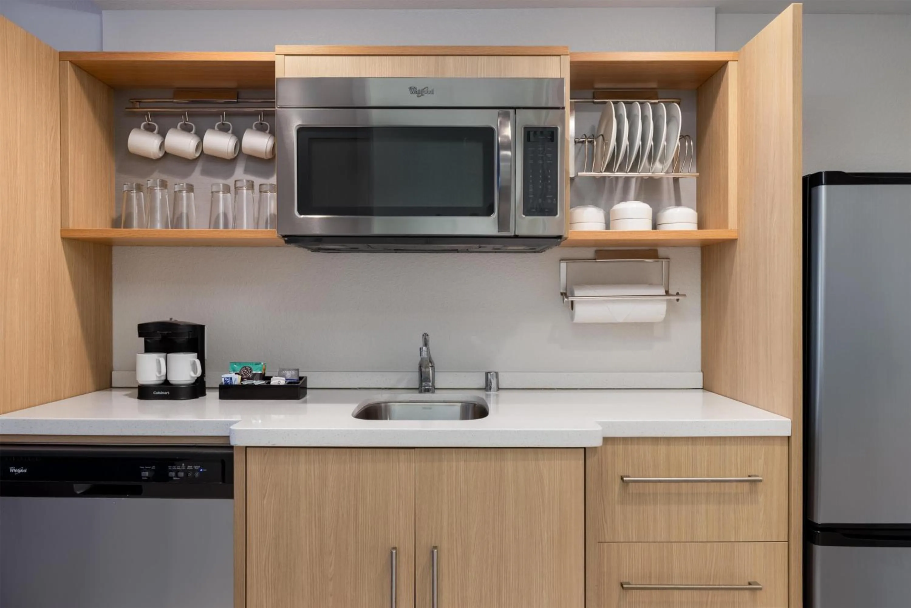 Kitchen or kitchenette in Home2 Suites by Hilton Milwaukee Brookfield