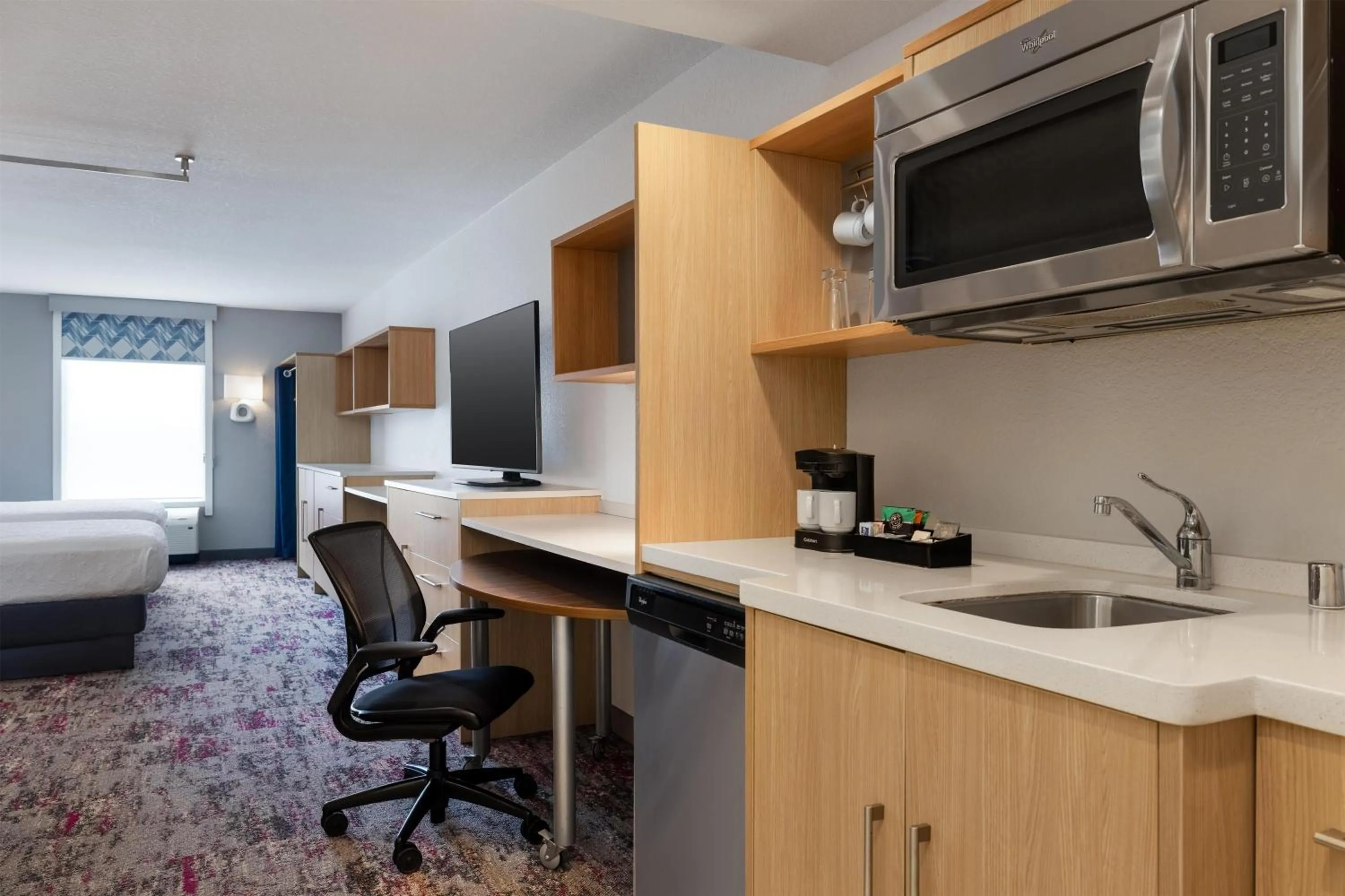 Kitchen or kitchenette, Bed in Home2 Suites by Hilton Milwaukee Brookfield