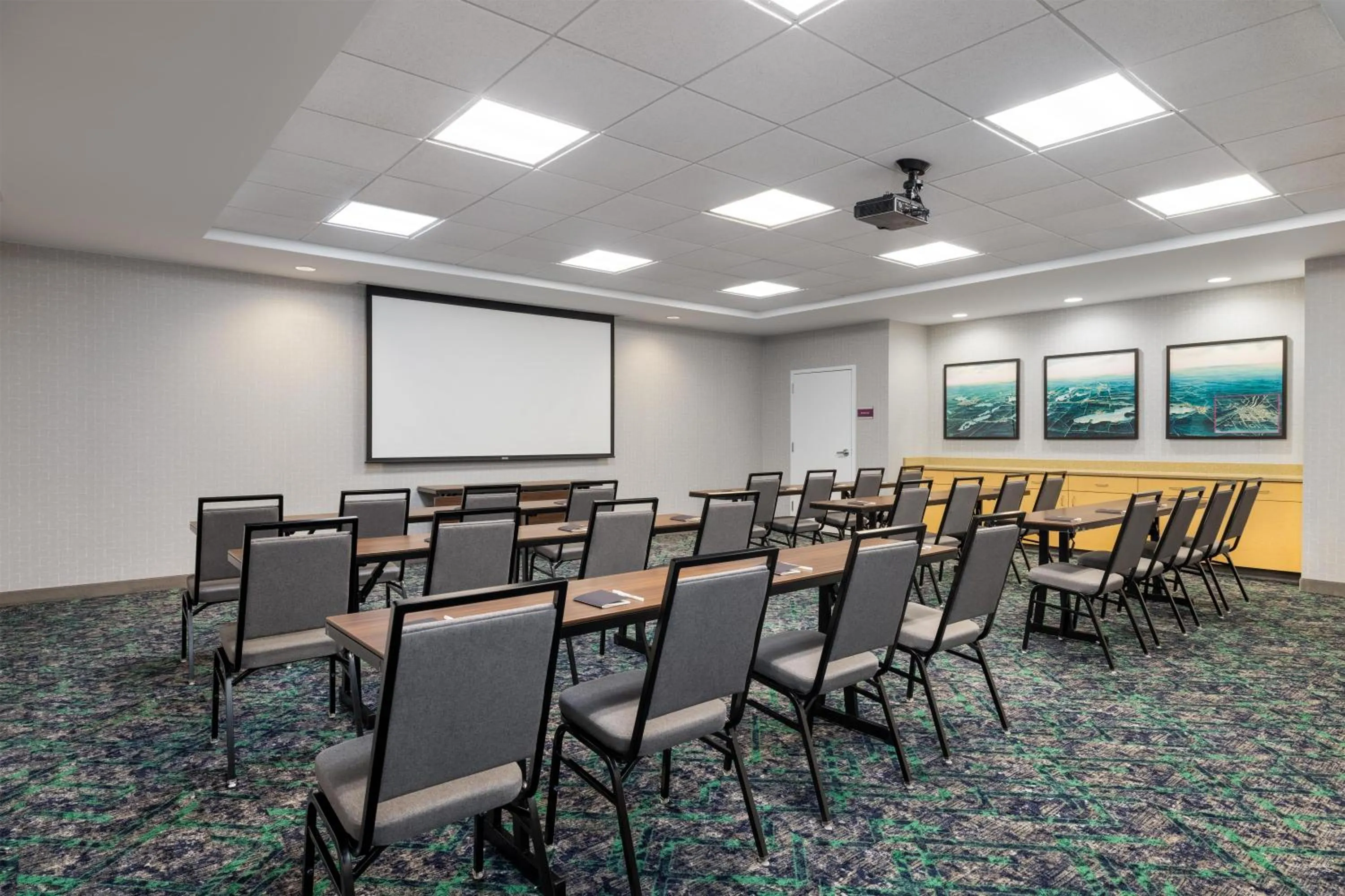Meeting/conference room in Home2 Suites by Hilton Milwaukee Brookfield