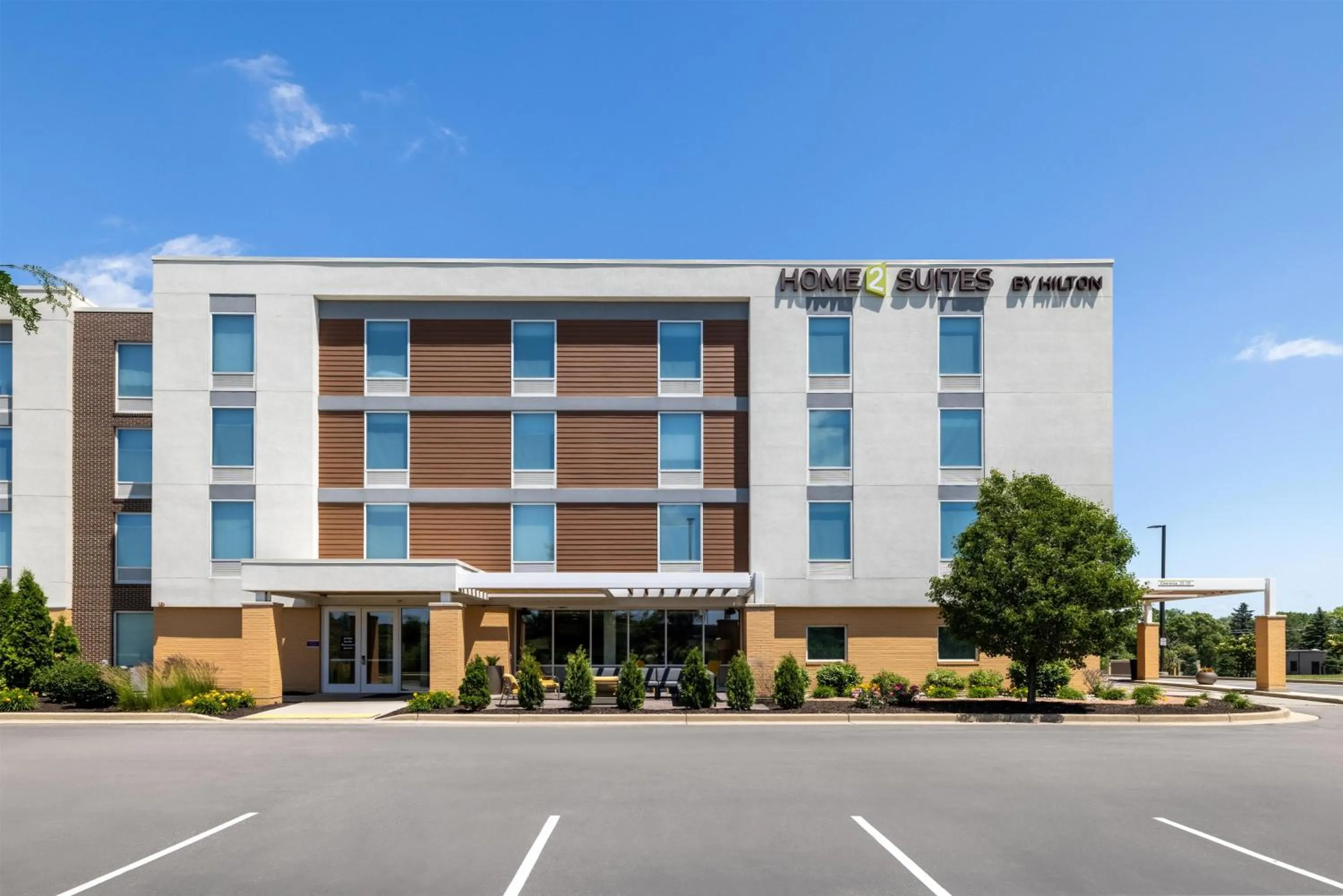 Property building in Home2 Suites by Hilton Milwaukee Brookfield