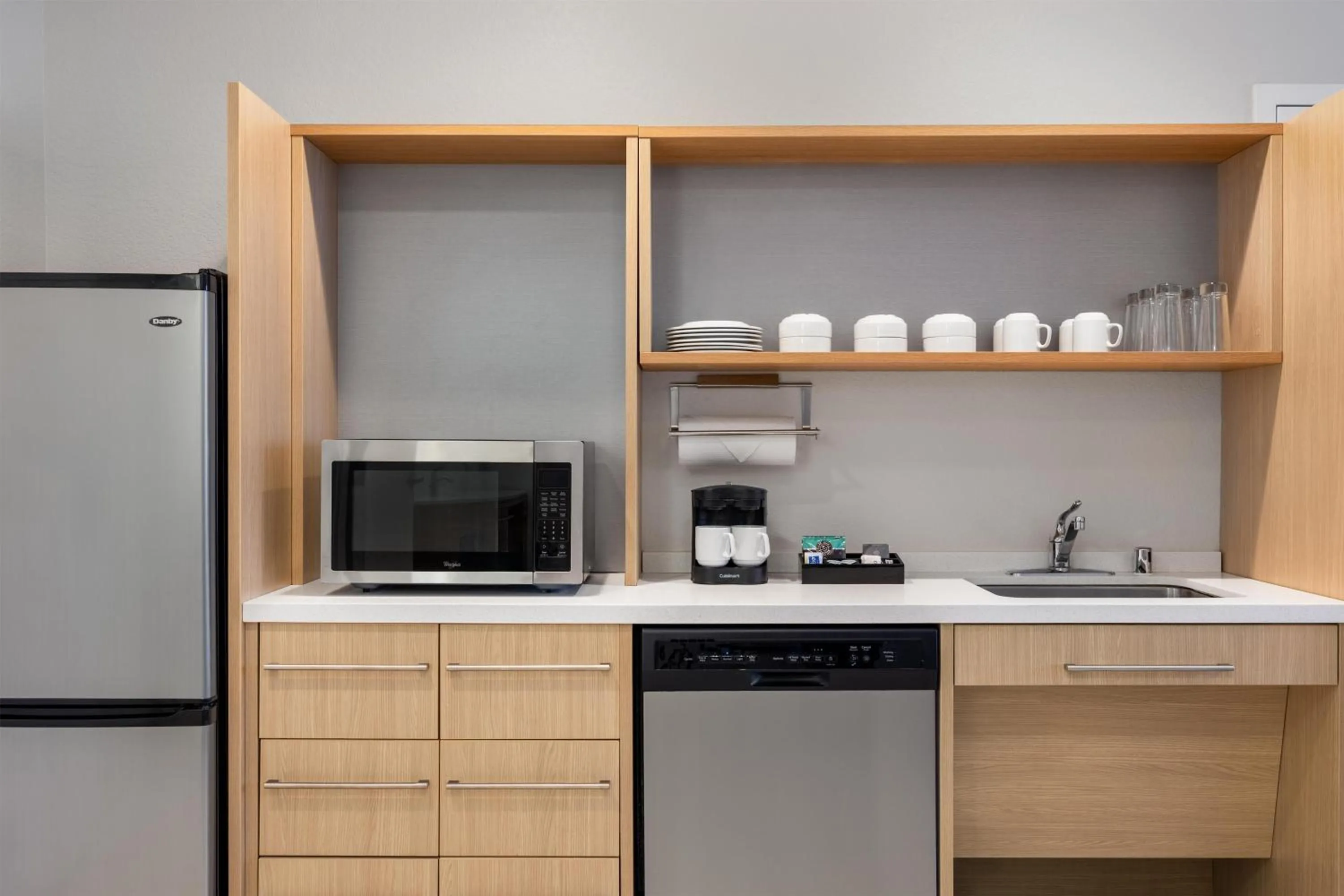 Kitchen or kitchenette in Home2 Suites by Hilton Milwaukee Brookfield