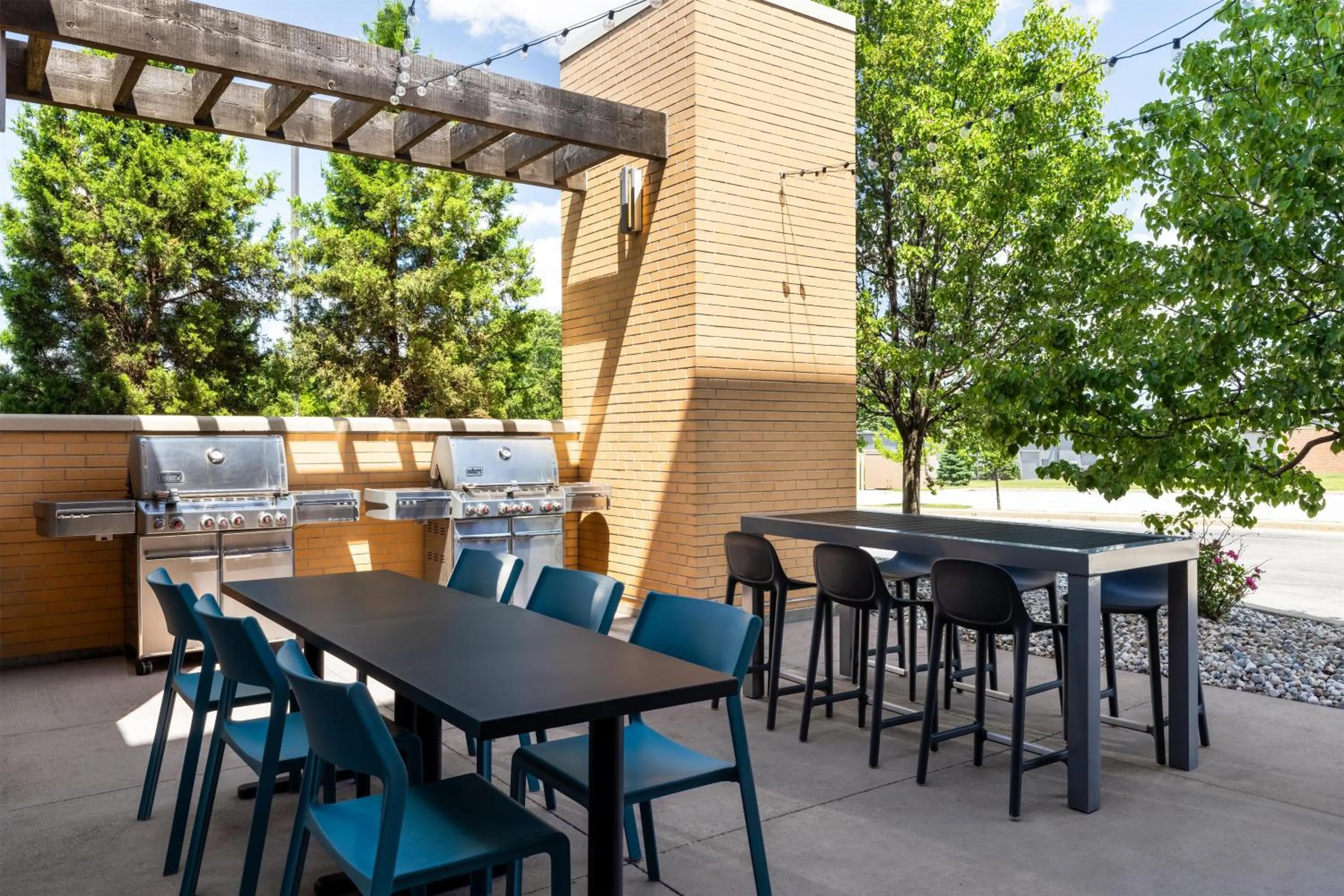 Dining area in Home2 Suites by Hilton Milwaukee Brookfield