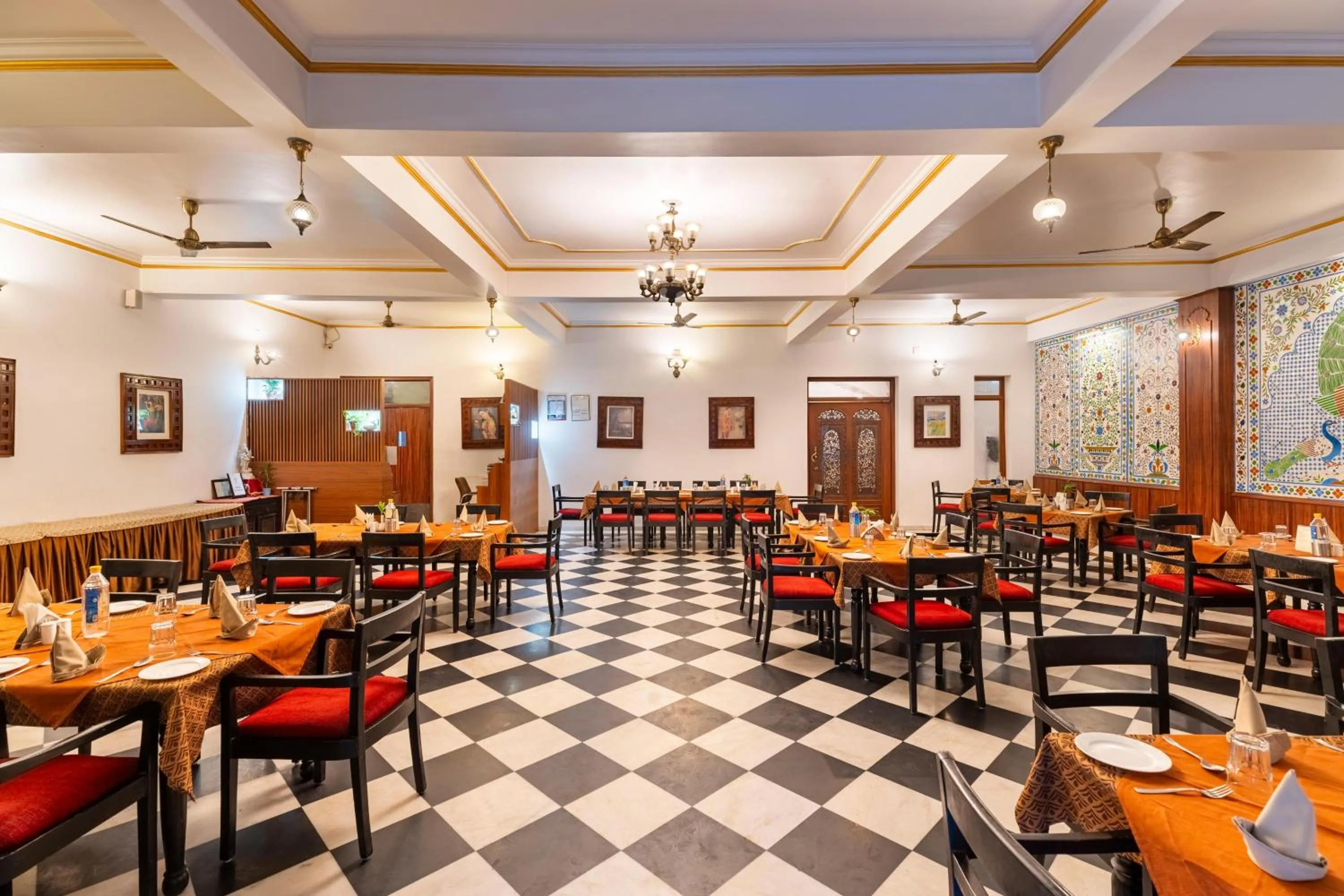 Restaurant/places to eat in Amantra Shilpi Resort & Spa Udaipur