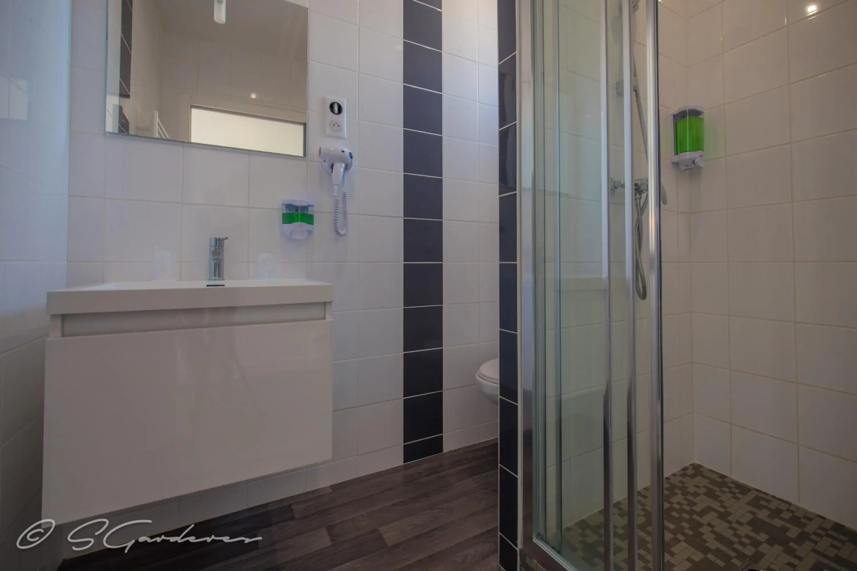 Superior Double or Twin Room in Le Matisse Pau Centre Superior Double or Twin Room in Le Matisse Pau Centre