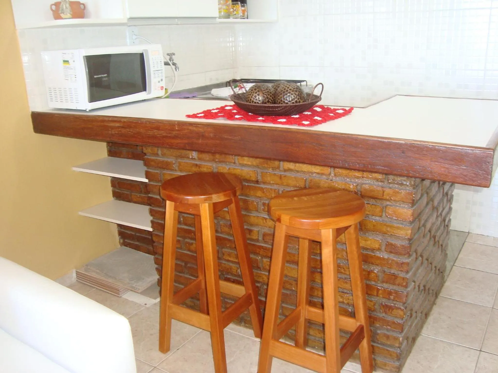 Kitchen or kitchenette in Farol Barra Flat 202