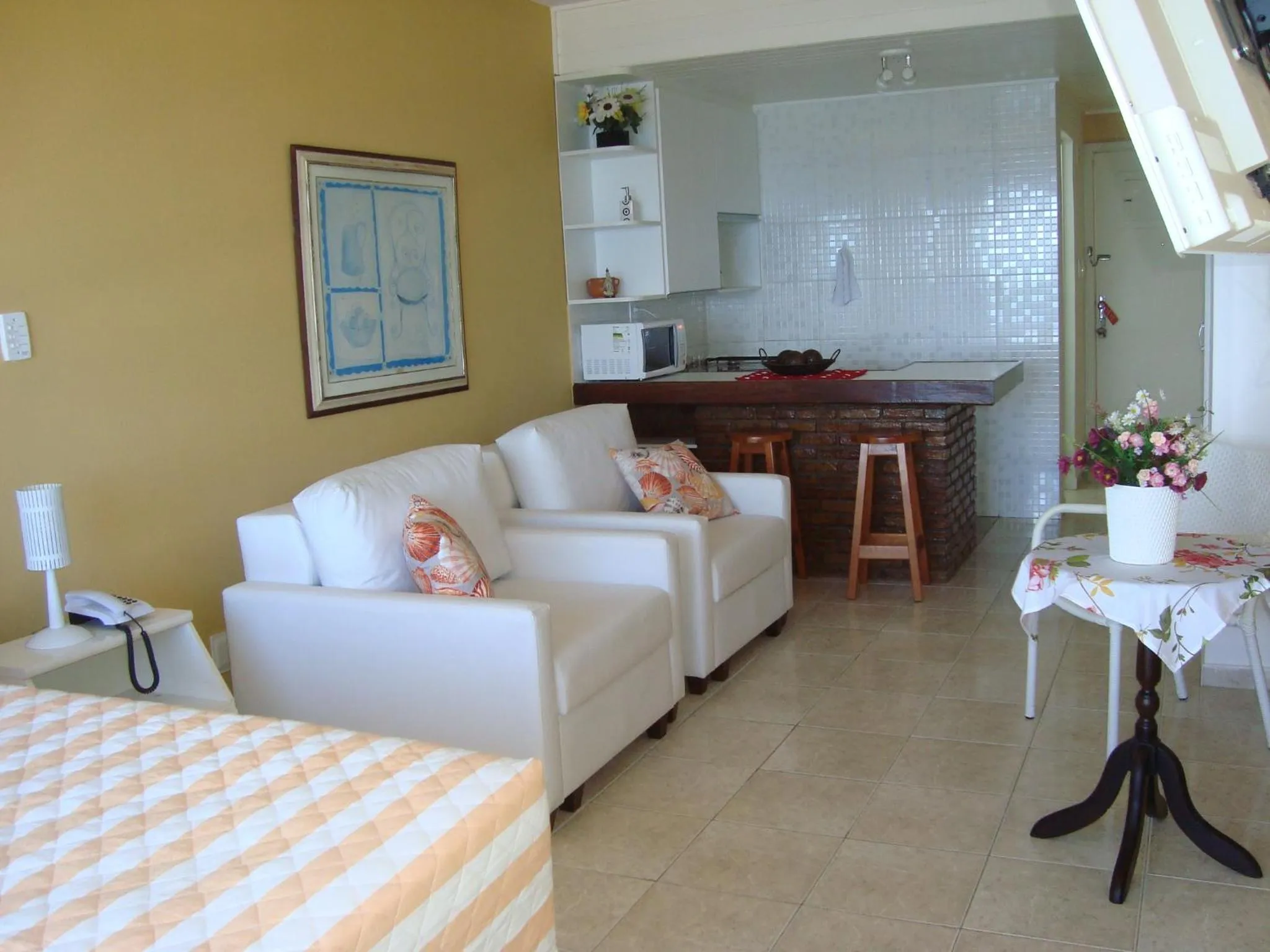 Photo of the whole room in Farol Barra Flat 202