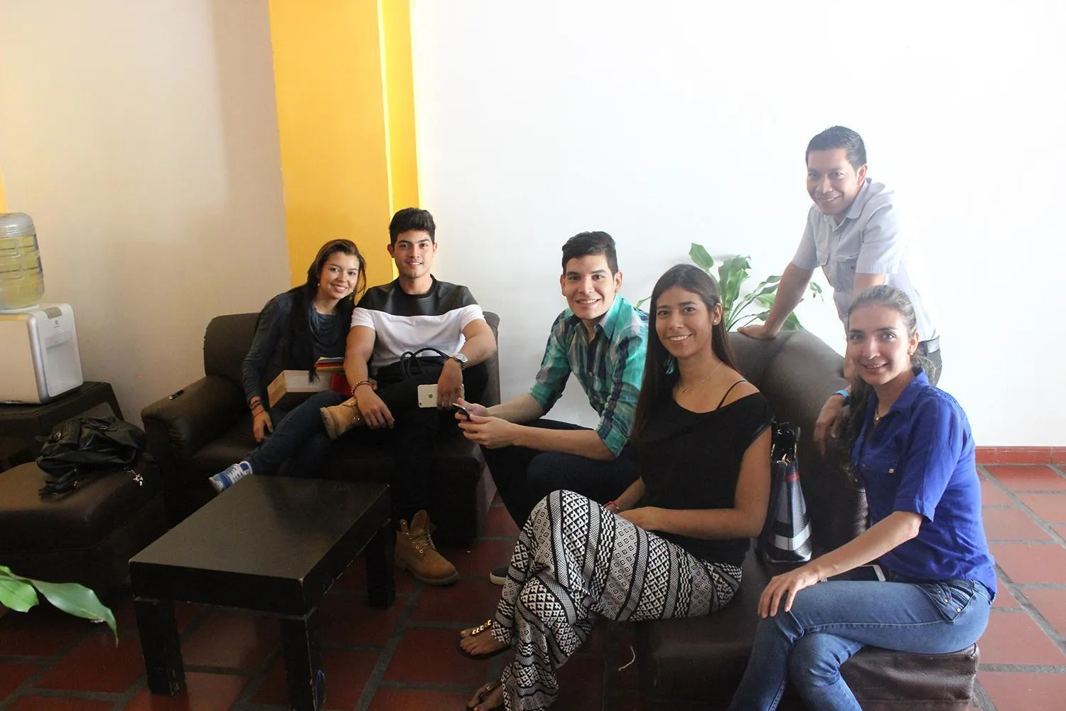 People in Hotel Avenida 3 Real en el norte de Cali