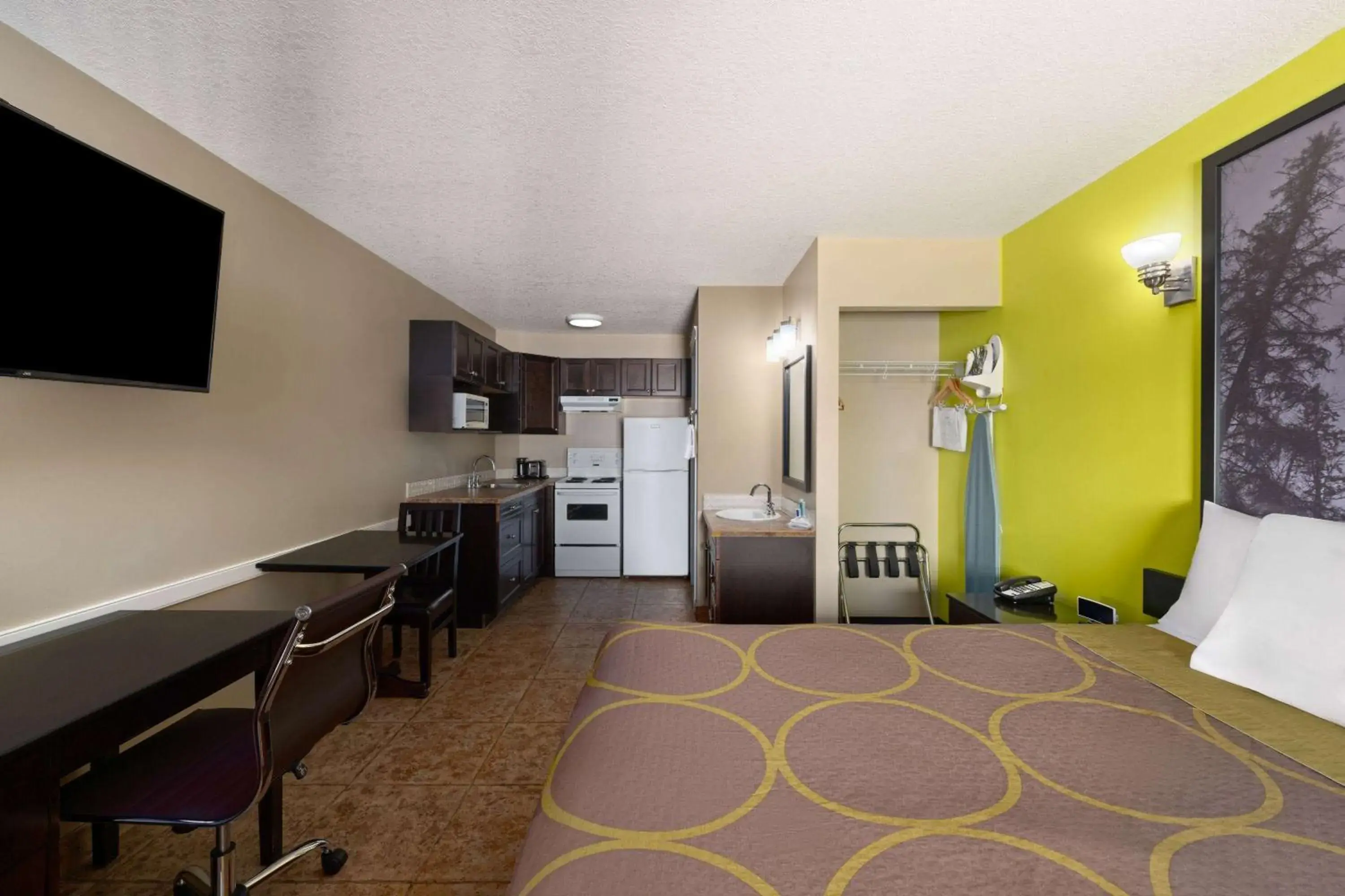 Queen Studio - Non-Smoking in Super 8 by Wyndham Fort McMurray Queen Studio - Non-Smoking in Super 8 by Wyndham Fort McMurray