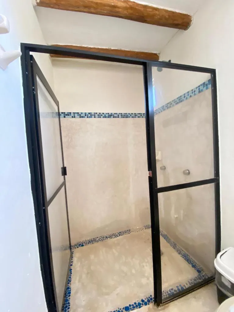 Shower in La Constanza de Rulo