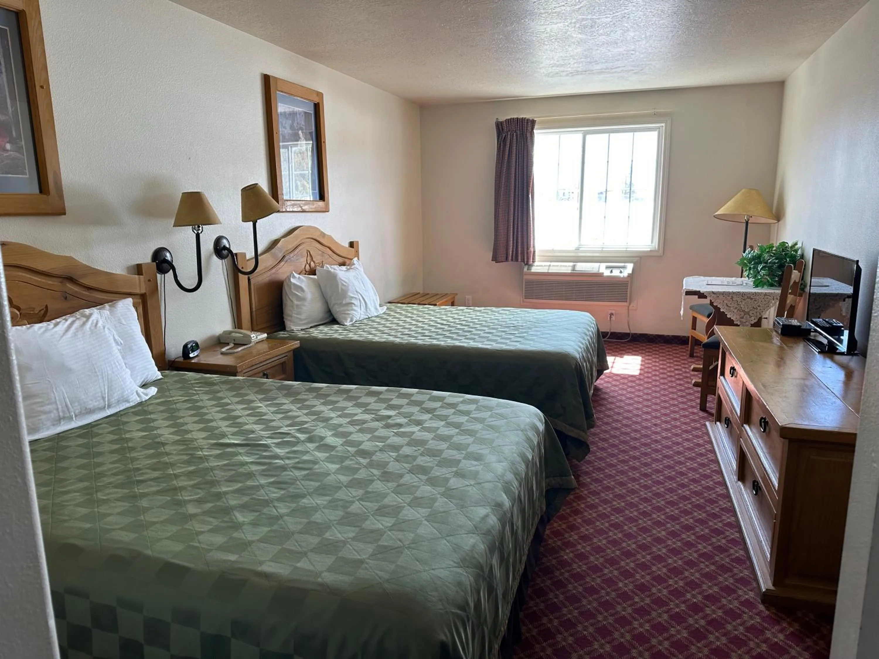 Bed in Columbine Inn and Suites
