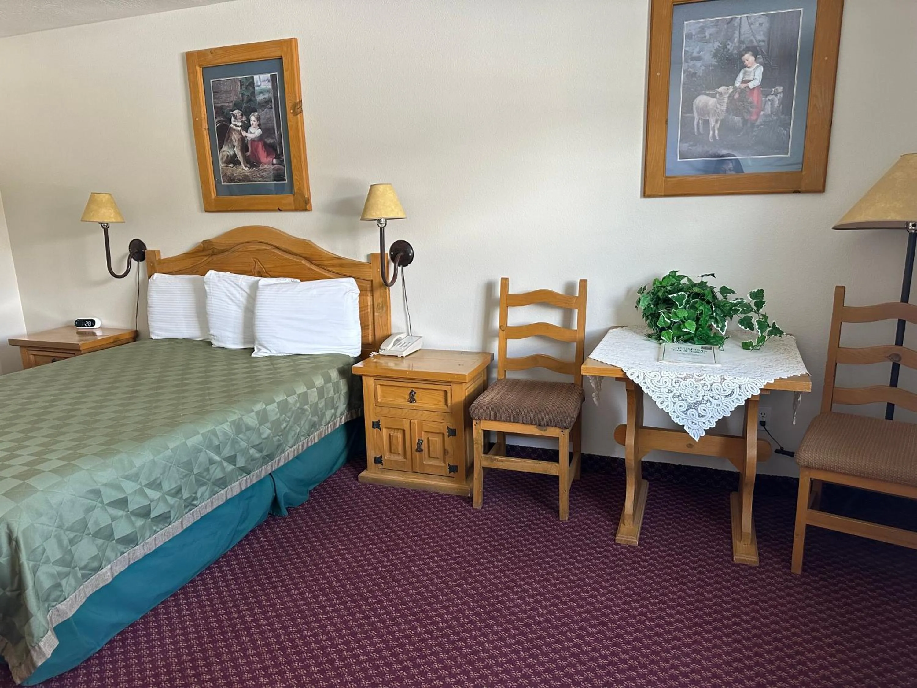 Bed in Columbine Inn and Suites