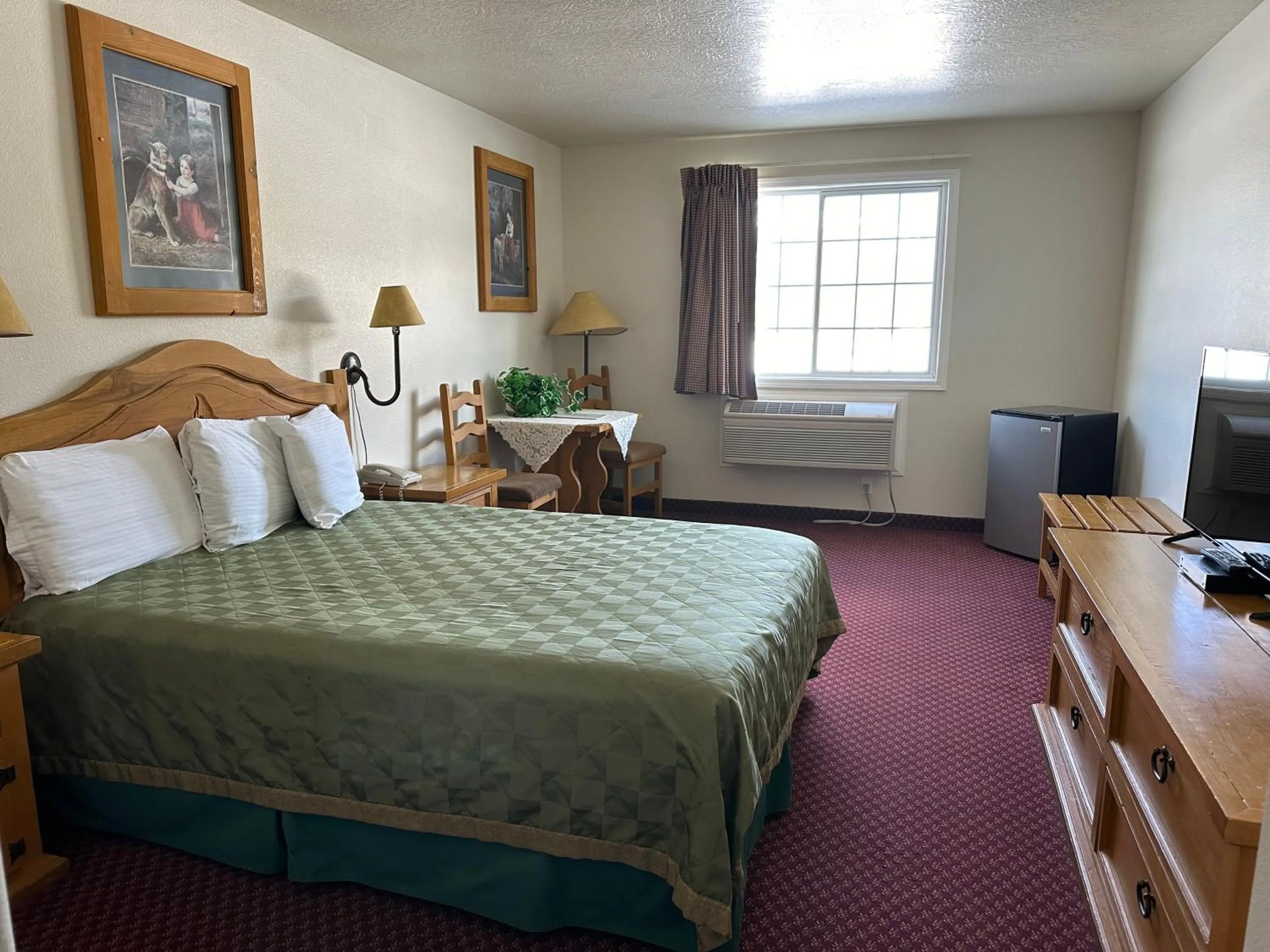 Bed in Columbine Inn and Suites