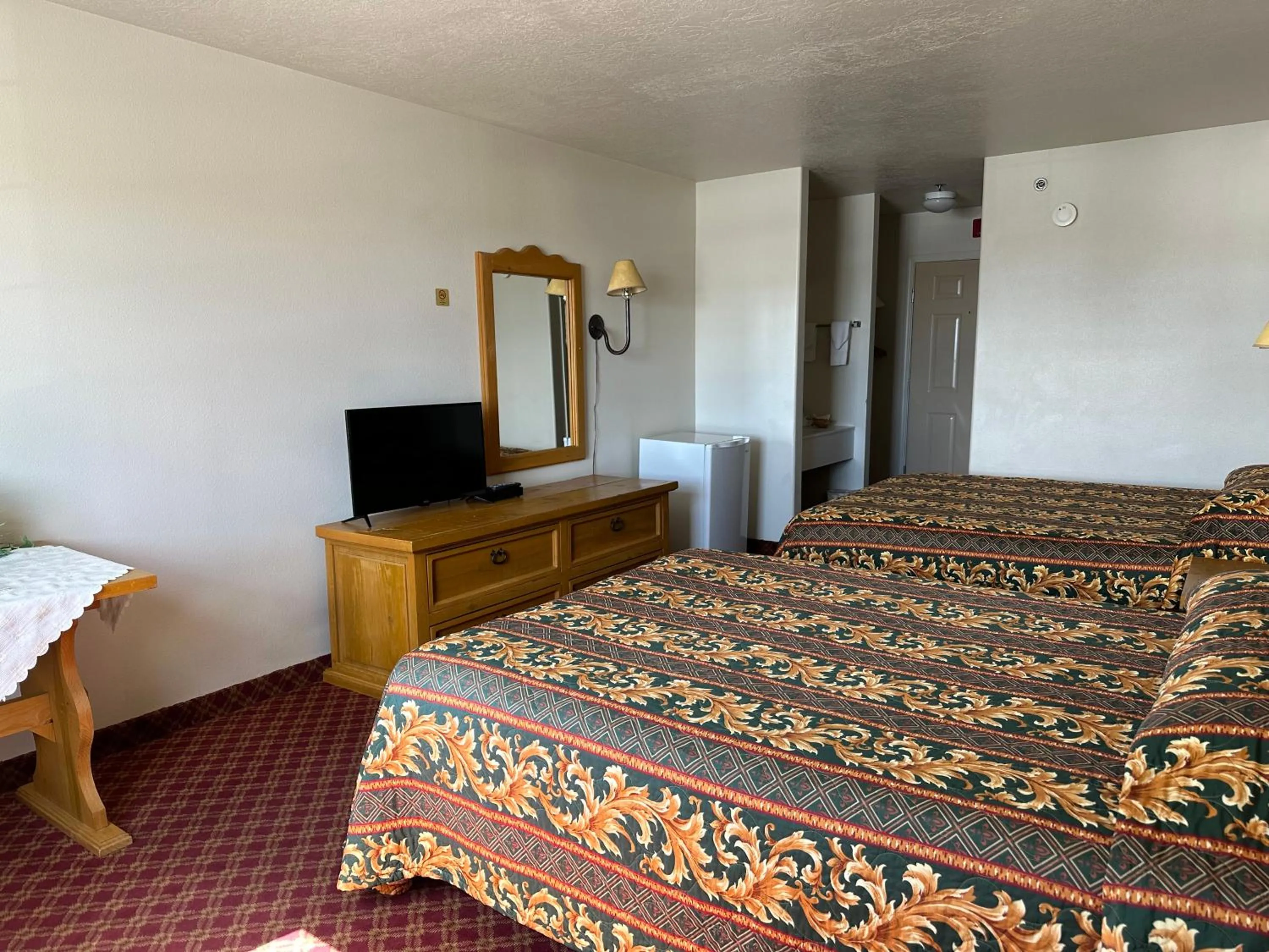 Bed in Columbine Inn and Suites