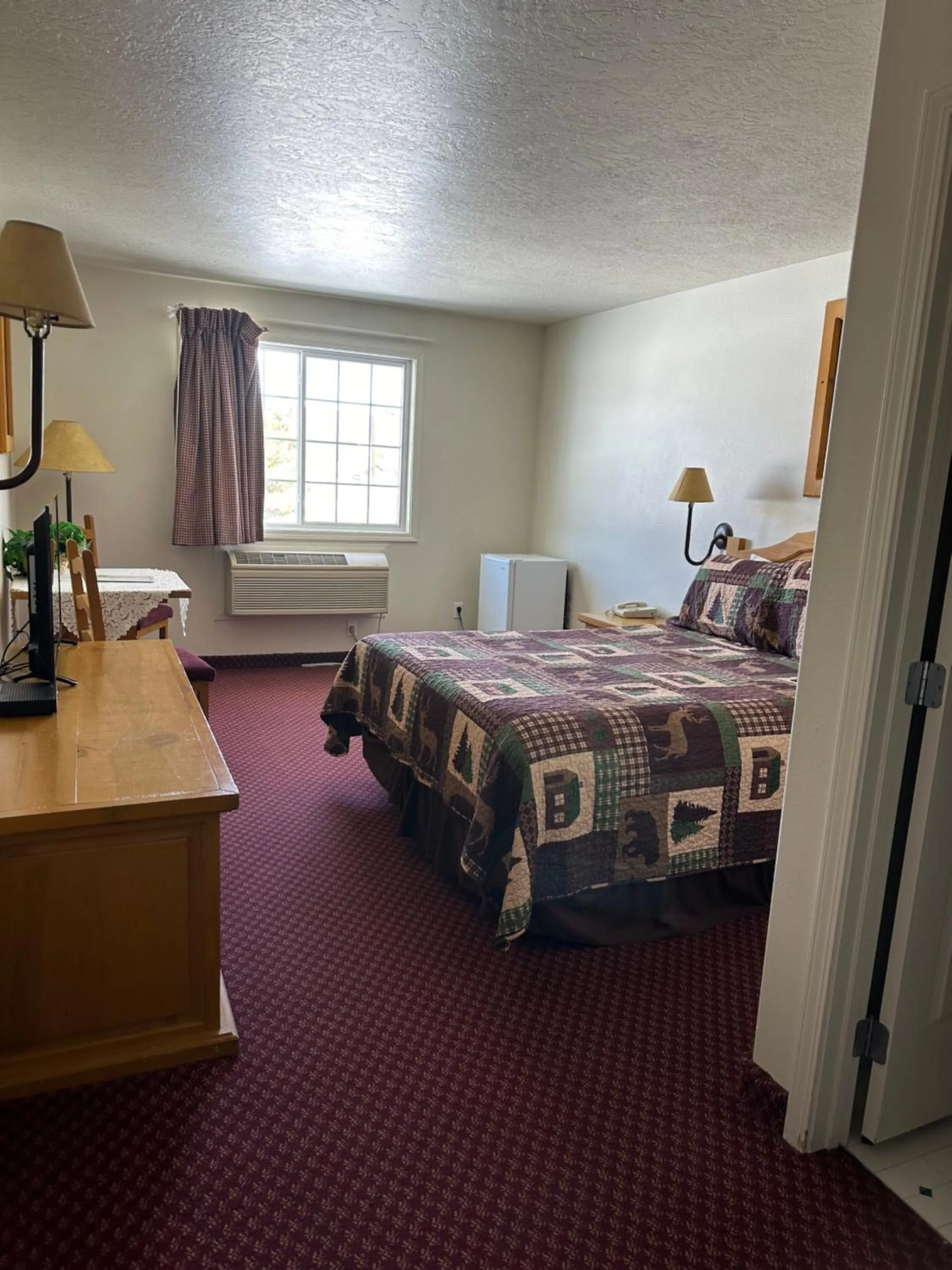 Bed in Columbine Inn and Suites